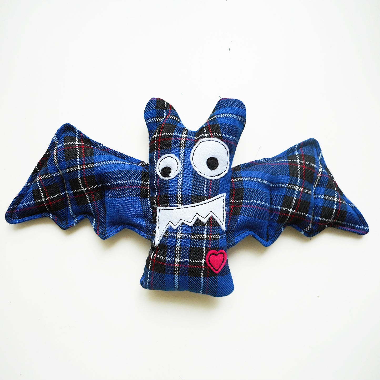 Niedliche handgefertigte Plüsch-Fledermäuse sind aus verschiedenfarbigem Tartanstoff gefertigt. Hier in blau.