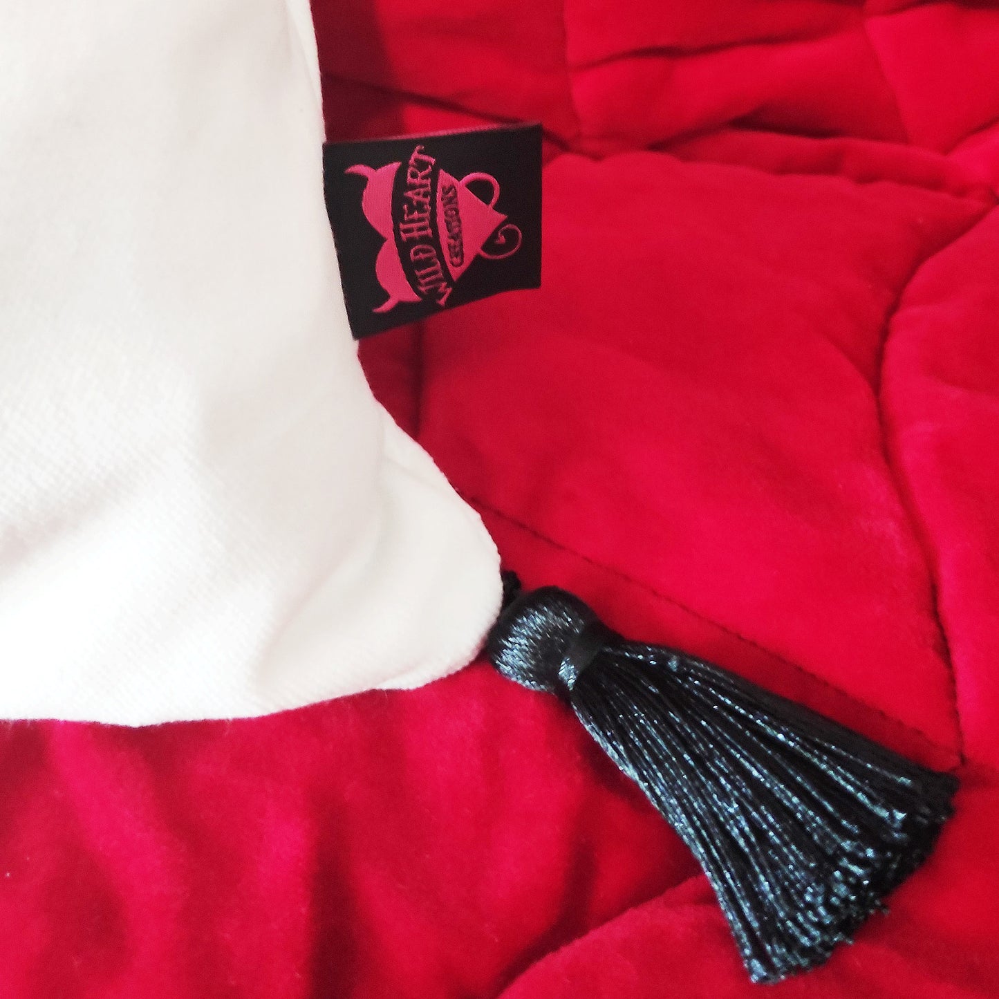 Der Kissenbezug hat einen Nähgemalten Oldschool Panther-Kopf und in Kombination mit den Quasten und dem Samtstoff erzeugt er einen edlen Look.