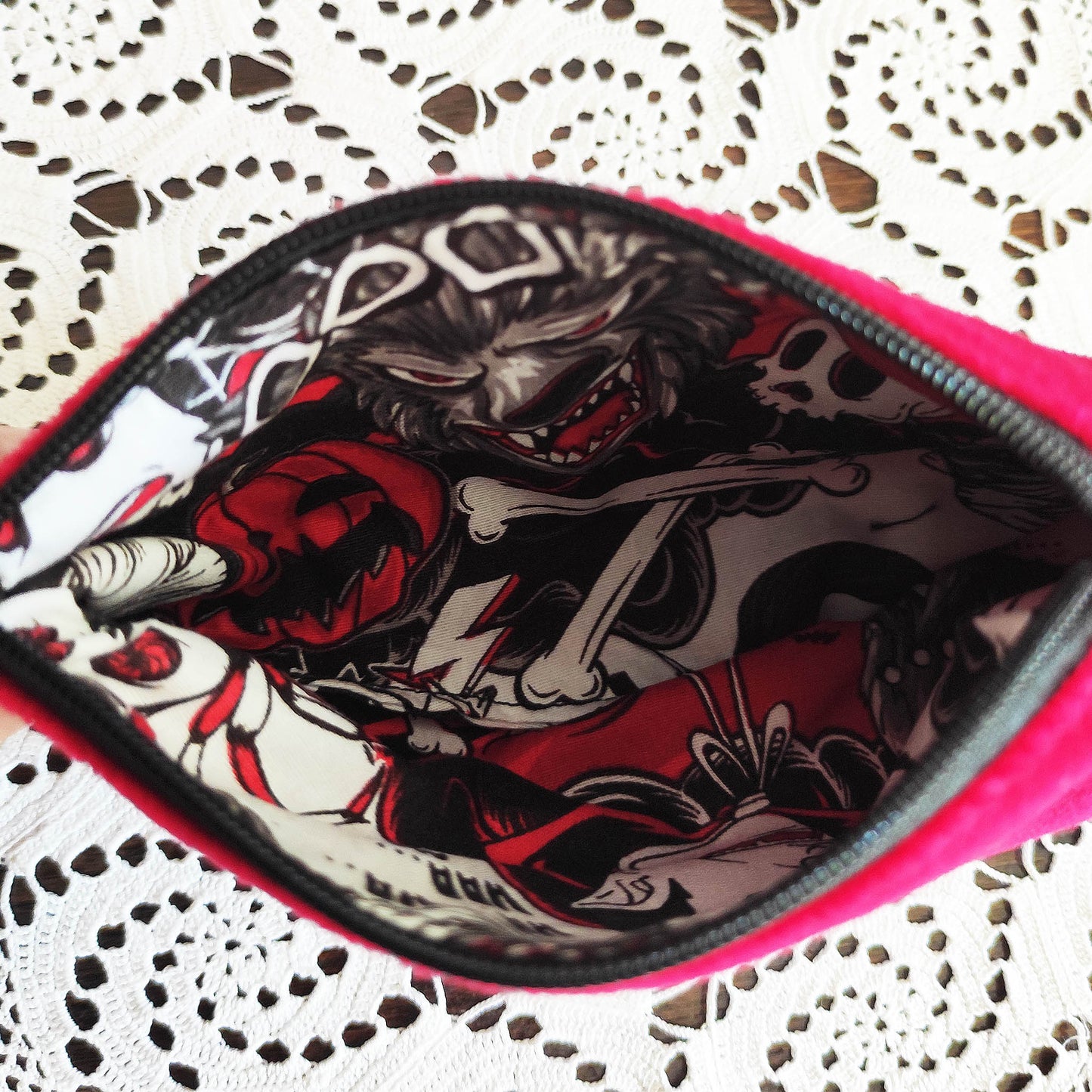 Feuerrotes Sargförmiges Täschchen in perfekter Größe um all deinen Kleinkram gut organisiert an einem Platz zu behalten. Es ist Sargförmig, schließt mit einem Reißverschluss und hat drauf genähte Fledermäuse