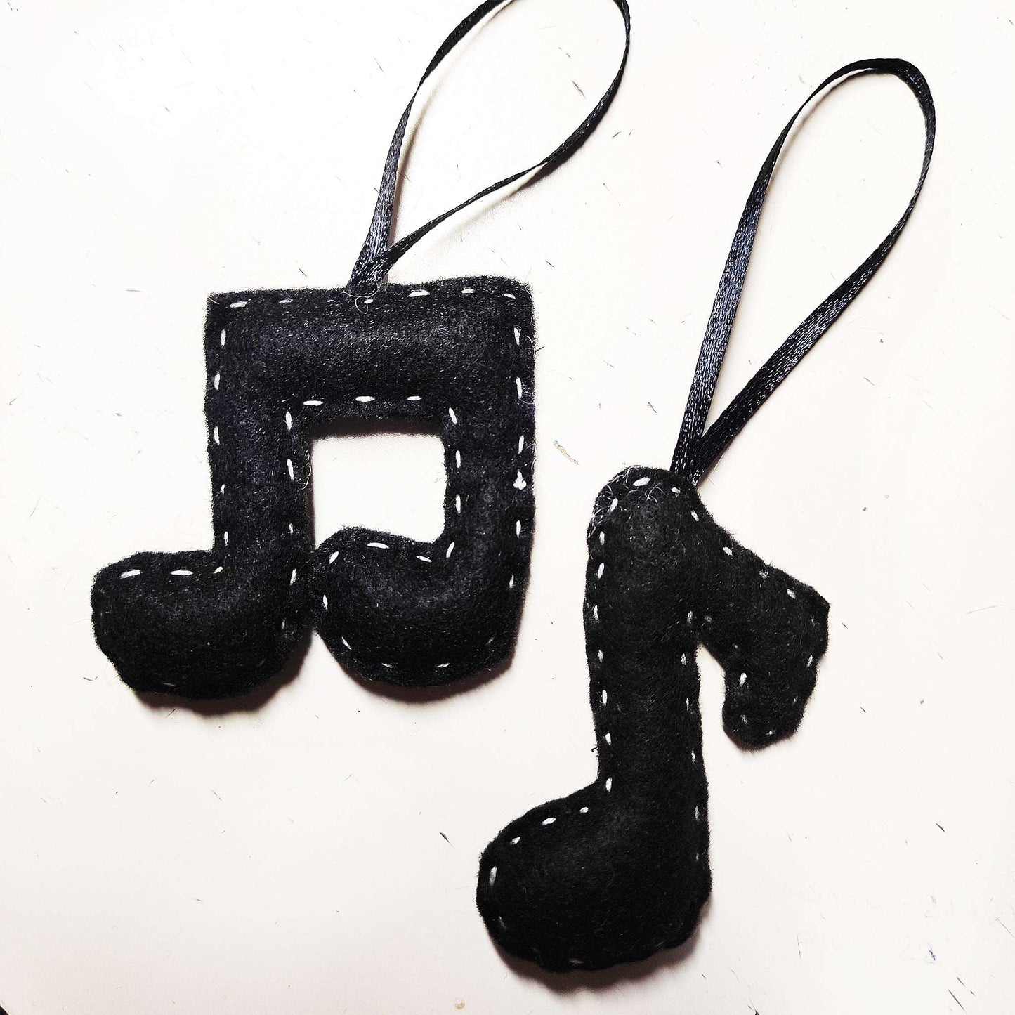 Musiknoten in schwarz aus Filz. Du kannst diese einzeln oder auch als 2er-Set kaufen.