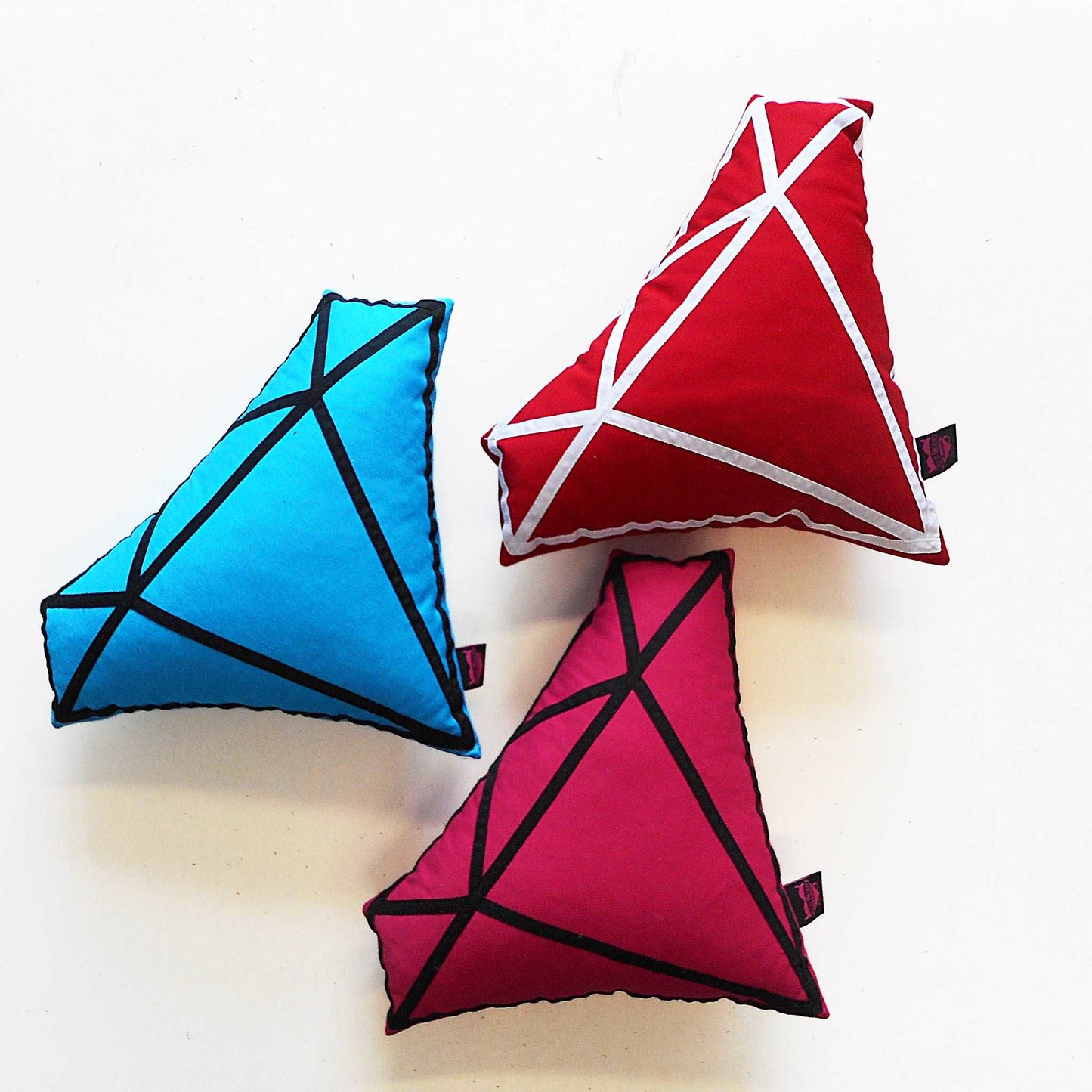 Handgemachtes Dekokissen in Diamantform