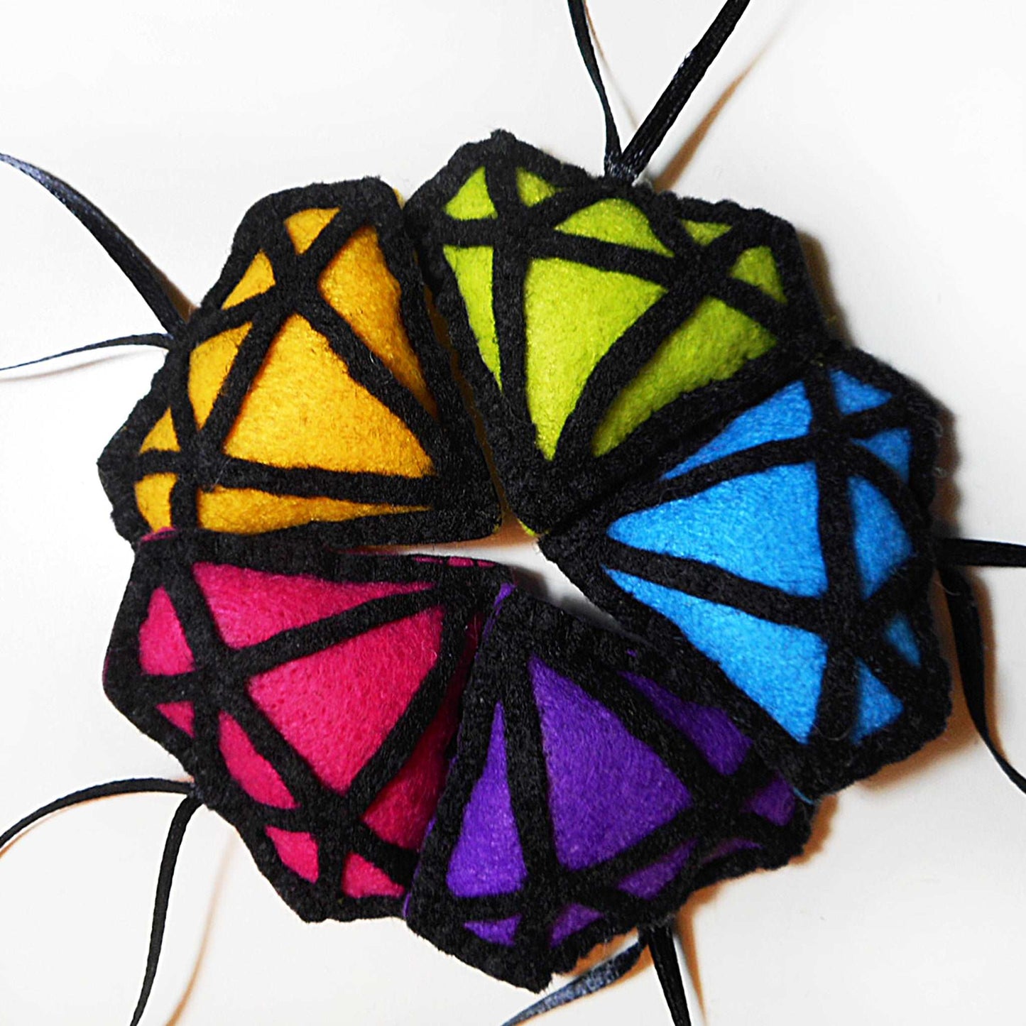 Diamant-Ornamente aus Filz in Regenbogenfarben!