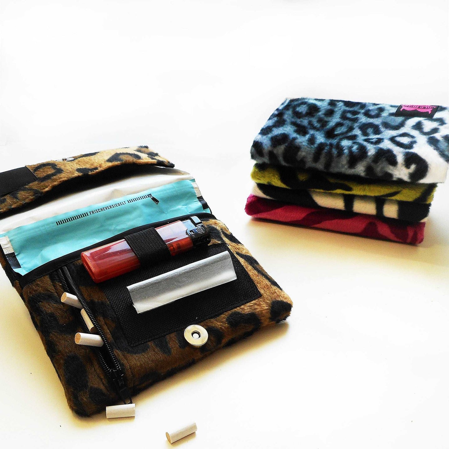 Leoparden Tabakbeutel aus Kunstpelz in Braun und Schwarz.