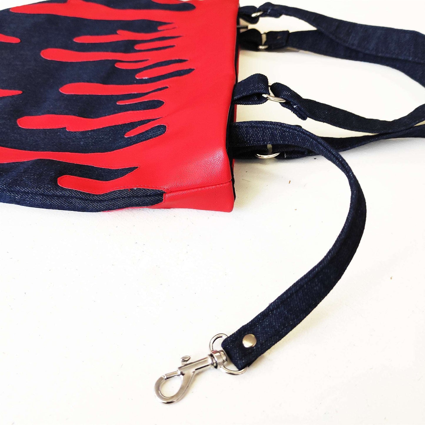 Handgemachte Schultertasche mit draufgenähten Blutstropfen.