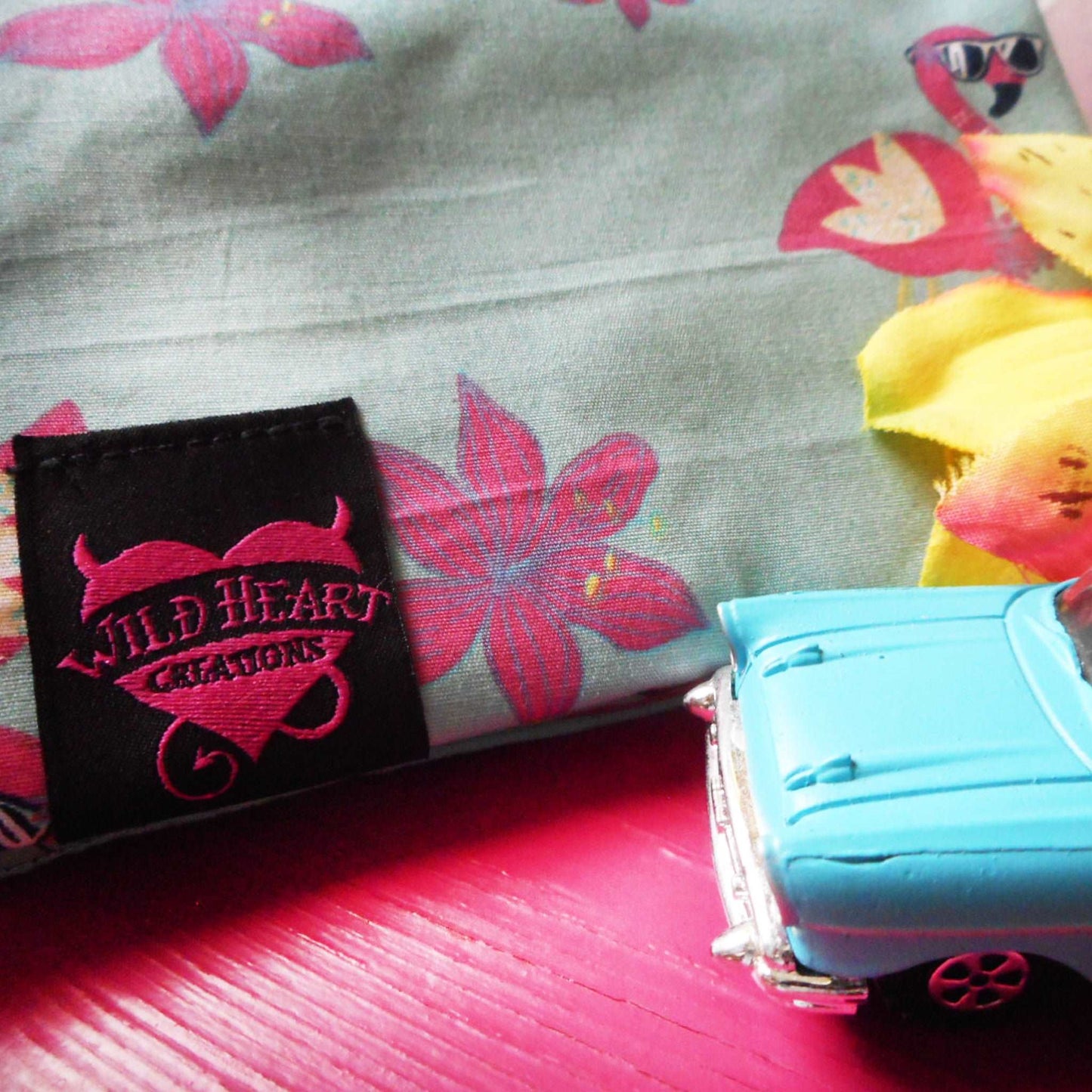 Tabakbeutel mit aufgedruckten Flamingos und Hibisken