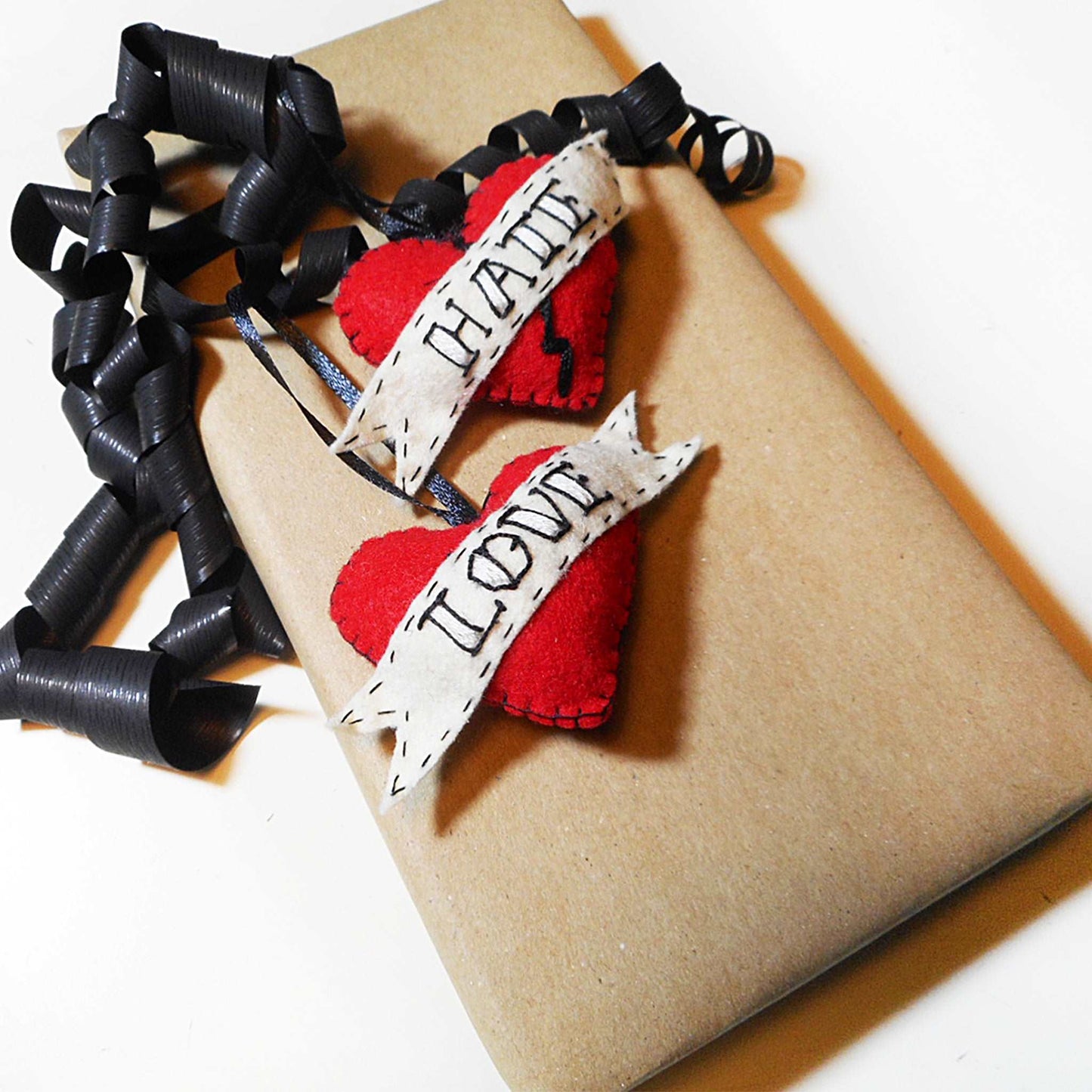 Hier kannst du deine Old School Tattoo Herz-Ornamente aus rotem Filz personalisieren. Du kannst die Worte in der Beschriftung ändern und deine eigene kleine Nachricht hinzufügen. Siehe die detaillierte Beschreibung für mehr.