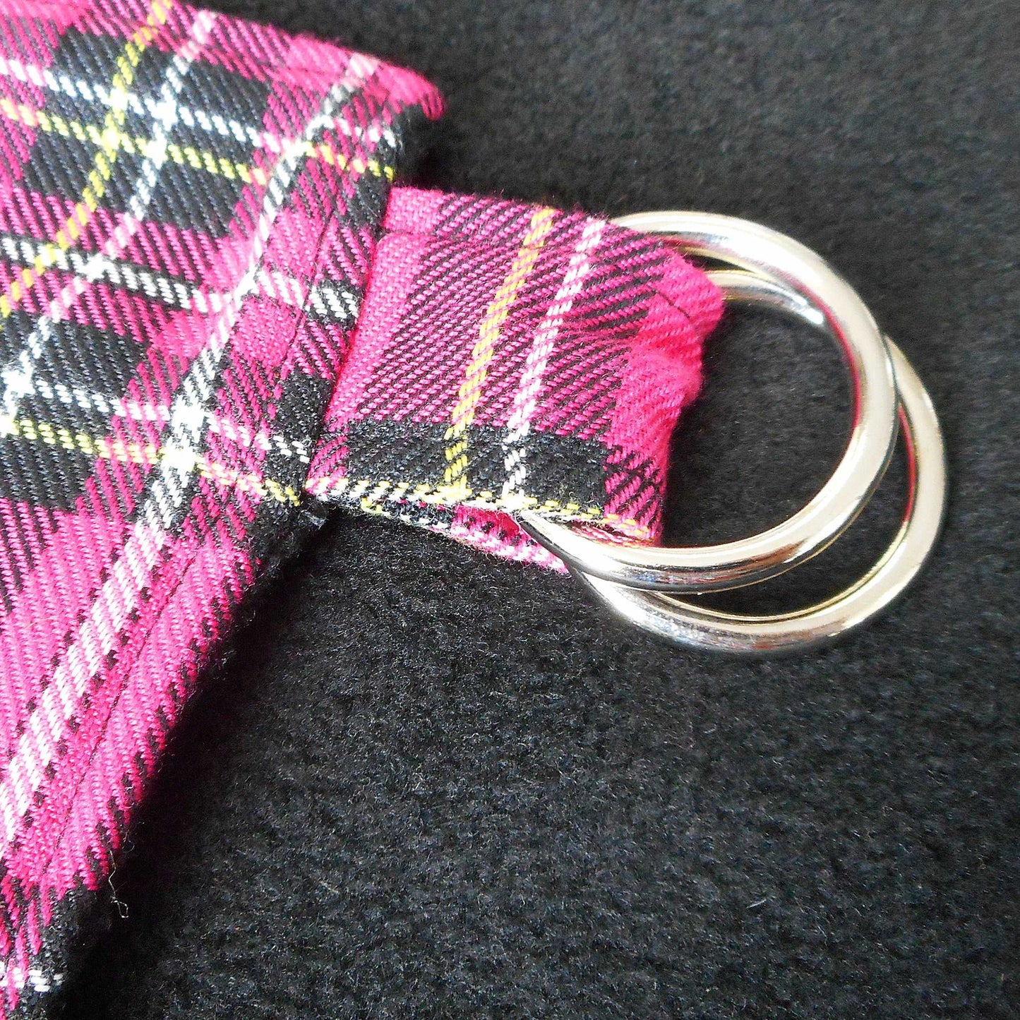 Halswärmer mit Pink Schottenkaro Muster und Fleece auf der Innenseite.