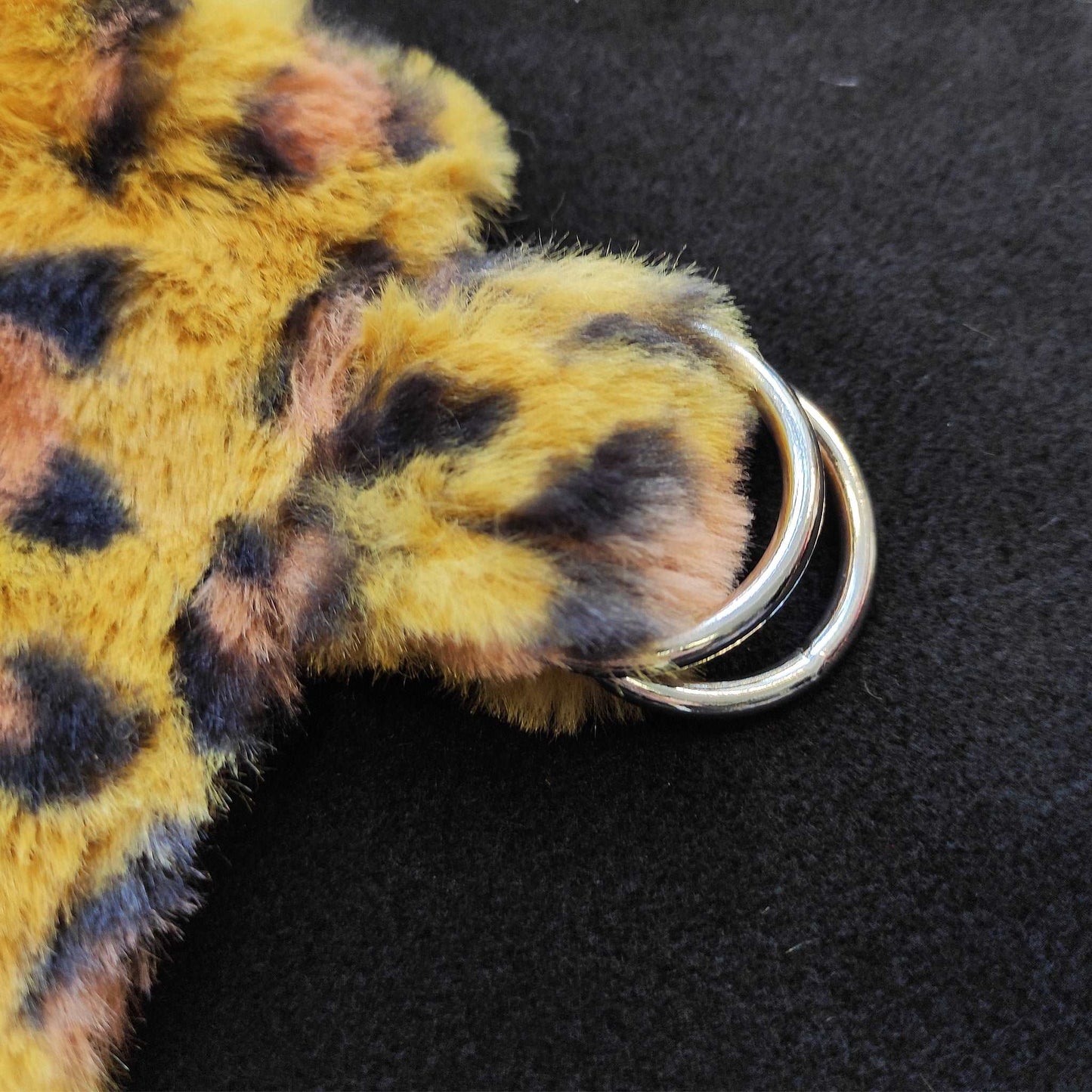 Sehr kuscheliger und weicher Halswärmer mit Leo-Print und Fleece auf der Innenseite.