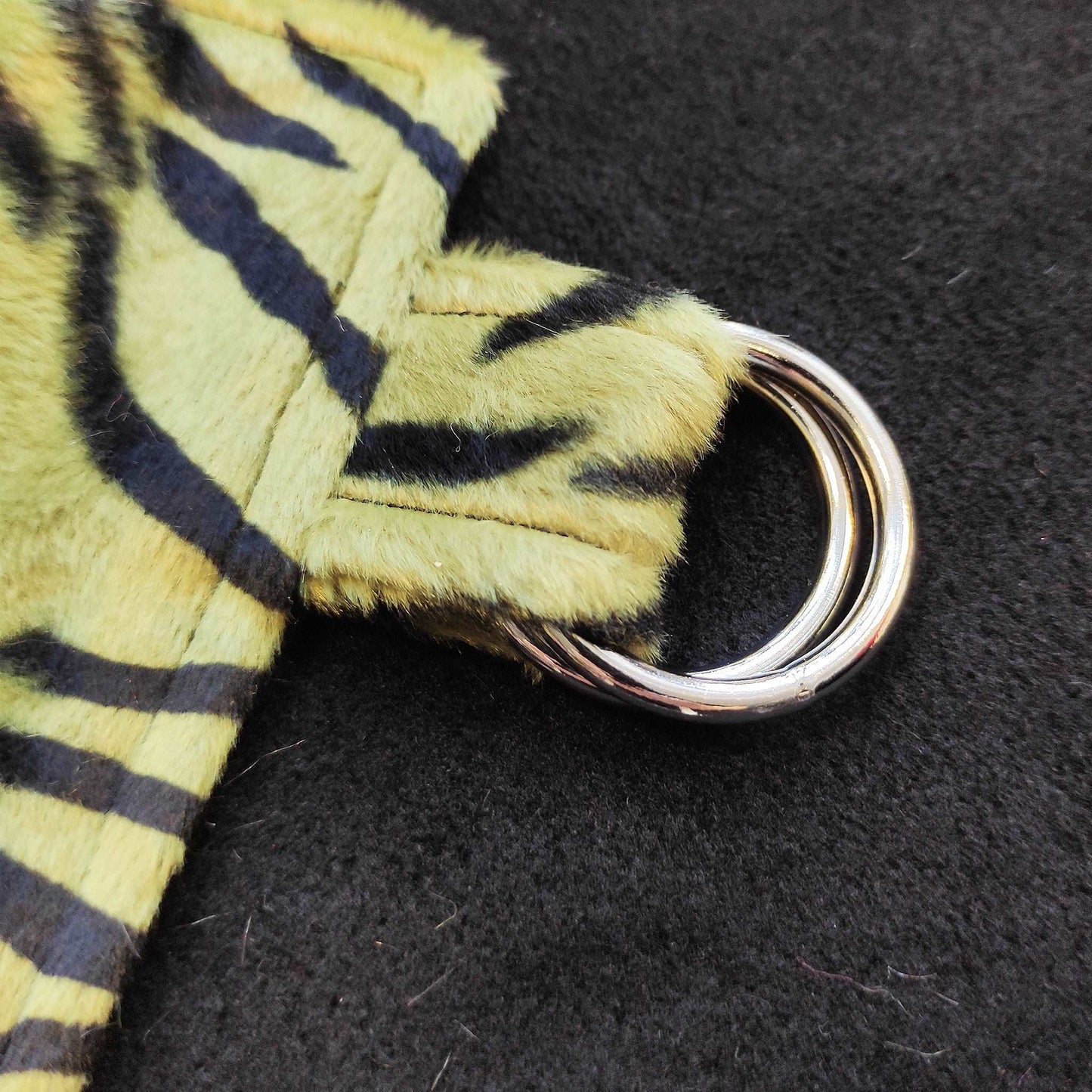 Halswärmer mit Tigermuster in grün und schwarz und Fleece auf der Innenseite.