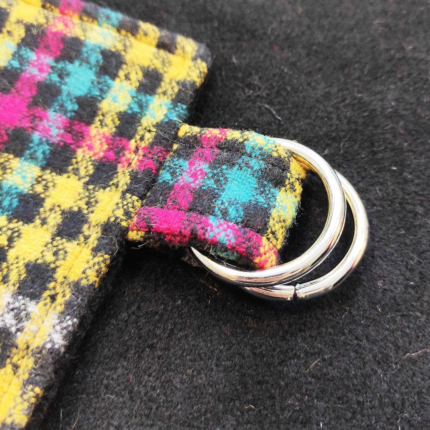 Karierter Halswärmer aus Wolle mit schwarzem Fleece auf der Innenseite.