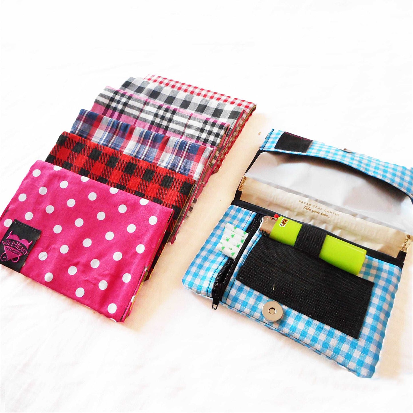 Tabakbeutel mit Karomuster in Türkis oder Rot.