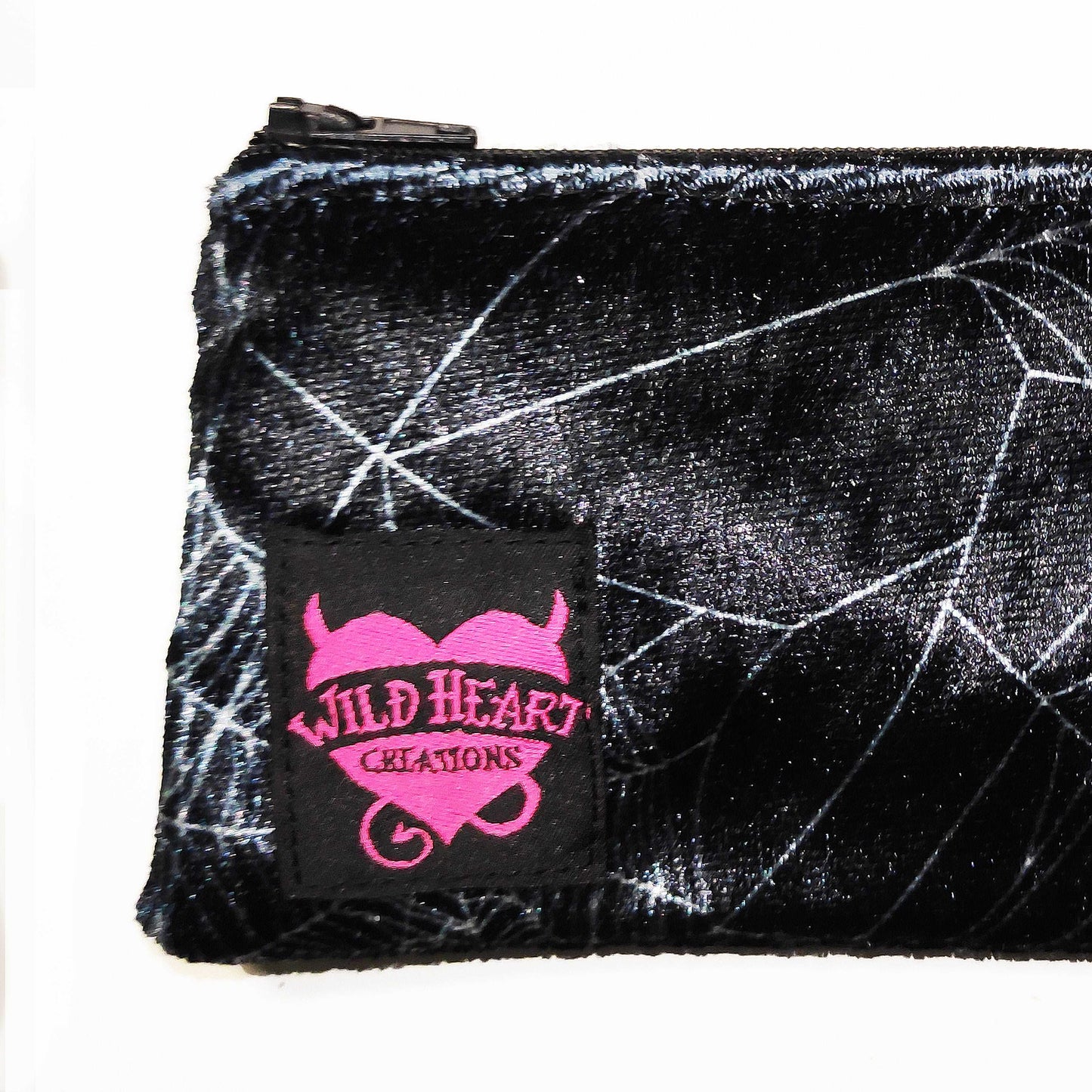 Kleine schwarze Münztasche mit Spinnenetz Druck. Sie schließt mit einem Reißverschluss und hat einen Ring für deine Schlüssel an der einen Seite.