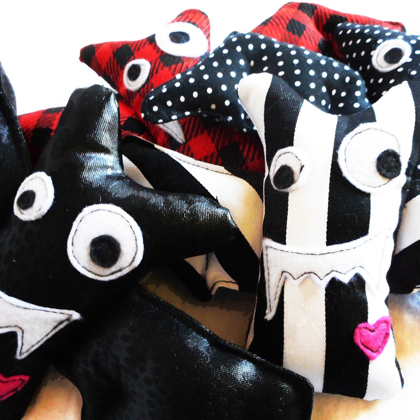 Plüsch-Fledermaus aus schwarzem Kunstleder.