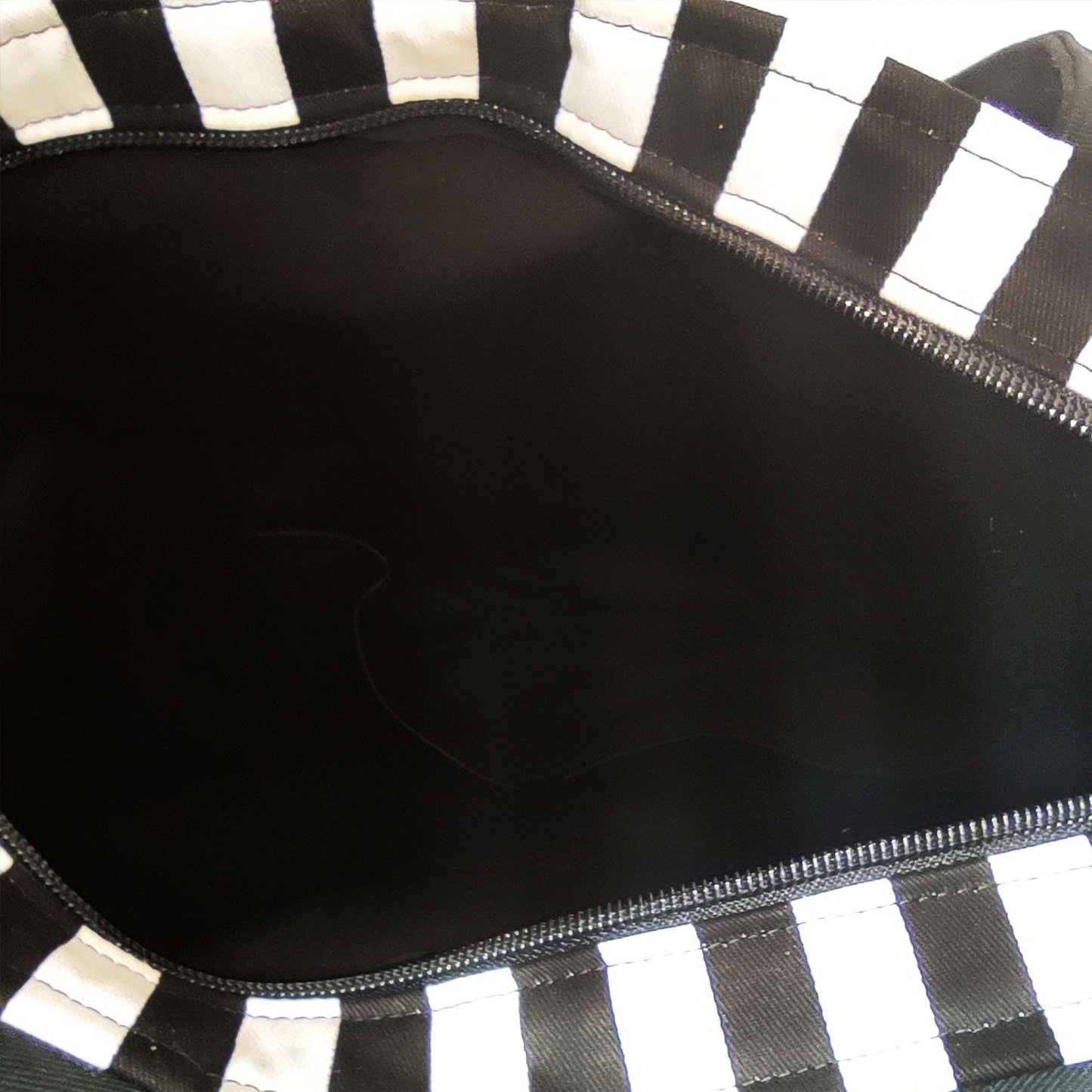 Schwarz weiß gestreifter Stoff kombiniert mit silbernem Lederimitat in Krokodil Optik!