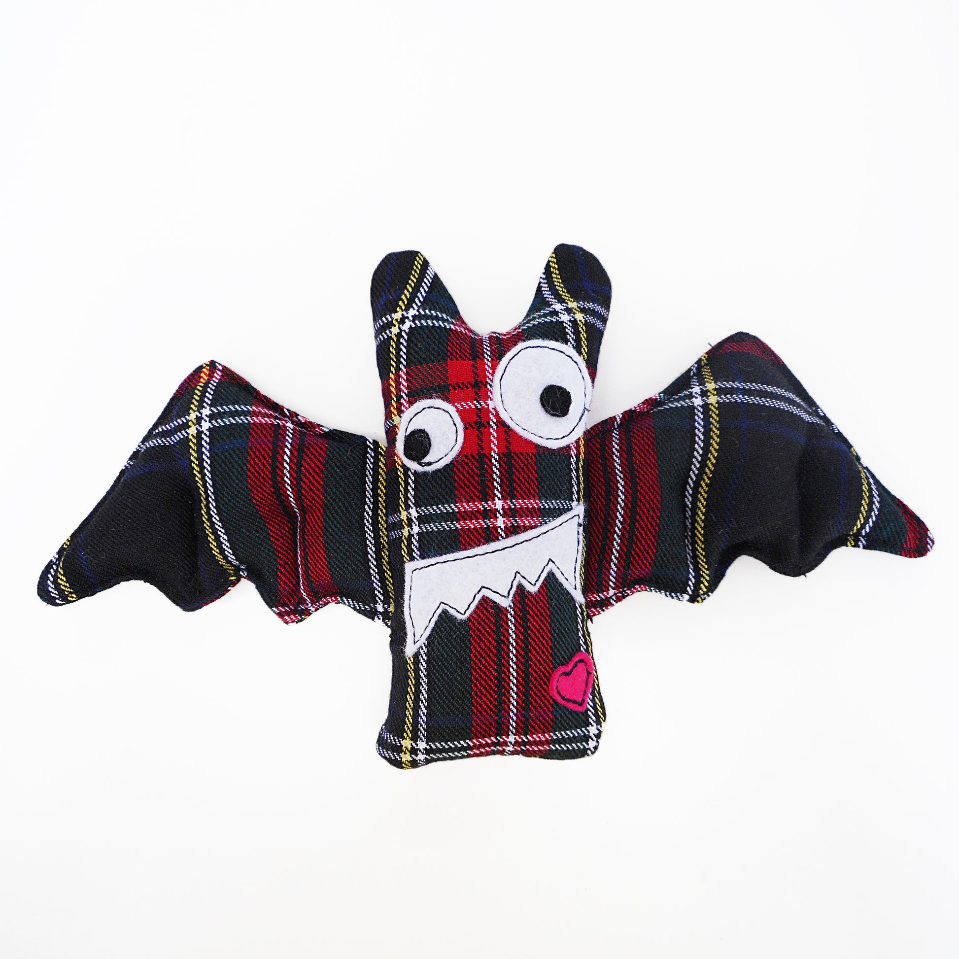 Niedliche handgefertigte Plüsch-Fledermäuse sind aus verschiedenfarbigem Tartanstoff gefertigt. Hier in Dunkelgrün mit Rot.
