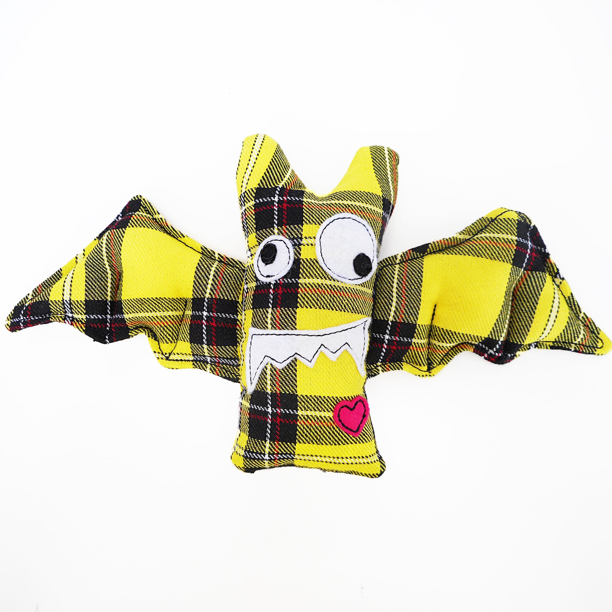 Niedliche handgefertigte Plüsch-Fledermäuse sind aus verschiedenfarbigem Tartanstoff gefertigt. Hier in Gelb.