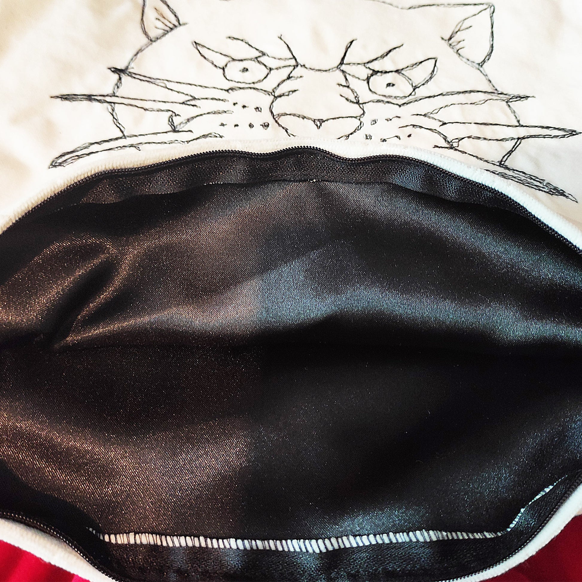 Der Kissenbezug hat einen Nähgemalten Oldschool Panther-Kopf und in Kombination mit den Quasten und dem Samtstoff erzeugt er einen edlen Look.