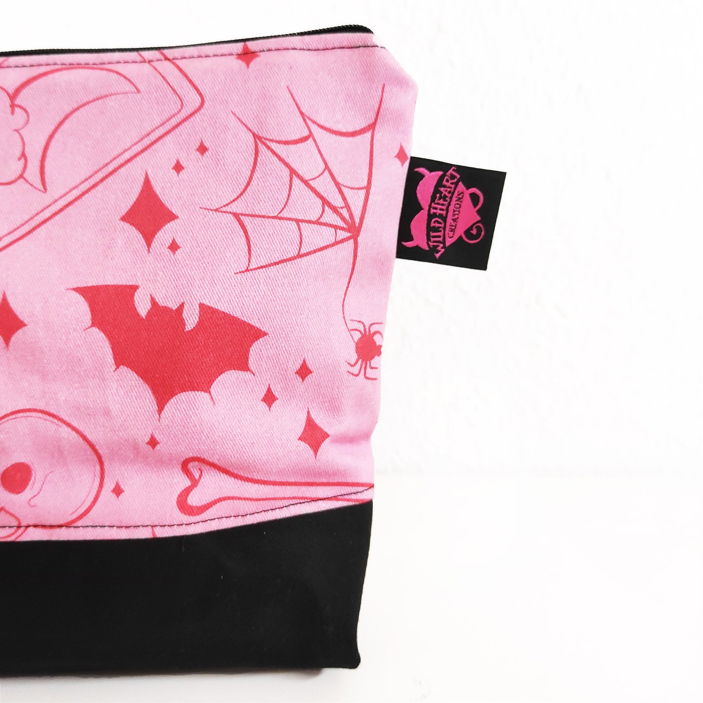Die handgemachte Kosmetiktasche mit ihrem pinken okkulten Muster ist die perfekte Kombination aus Funktionalität und Stil. 