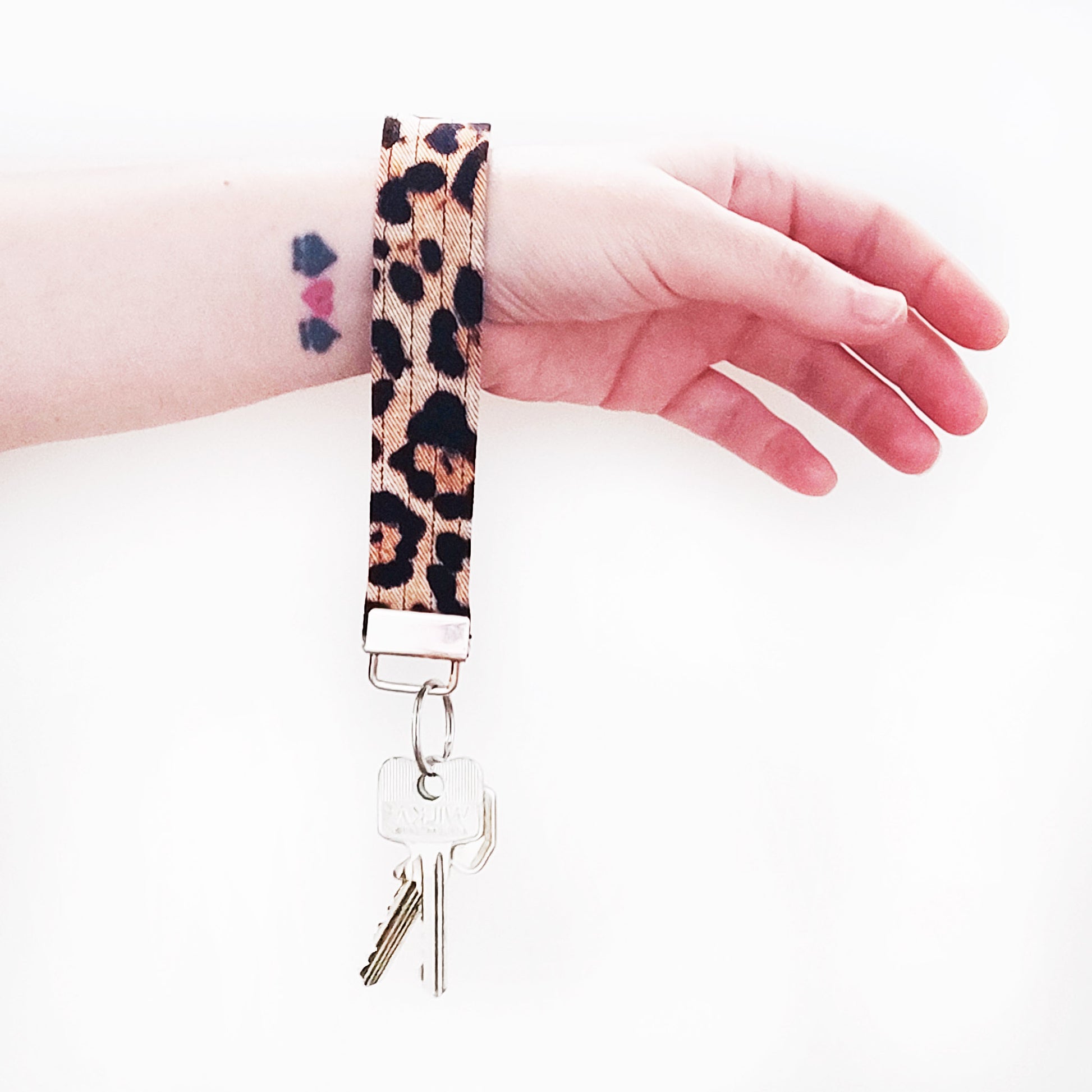 Handgemachter Schlüsselanhänger in Leoparden Muster. Dieser praktische Anhänger kann bequem um das Handgelenk getragen werden, sodass er jederzeit griffbereit ist.