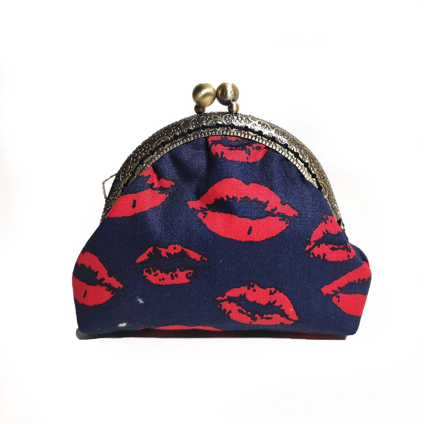 Geldbörse in dunkel blau mit bedruckten roten Lippen drauf. Sie schließt mit einen  Bronzefarbenen Kuss-Verschluss welcher mit mit nostalgischen Vintage-Schnitzereien verziert ist. 