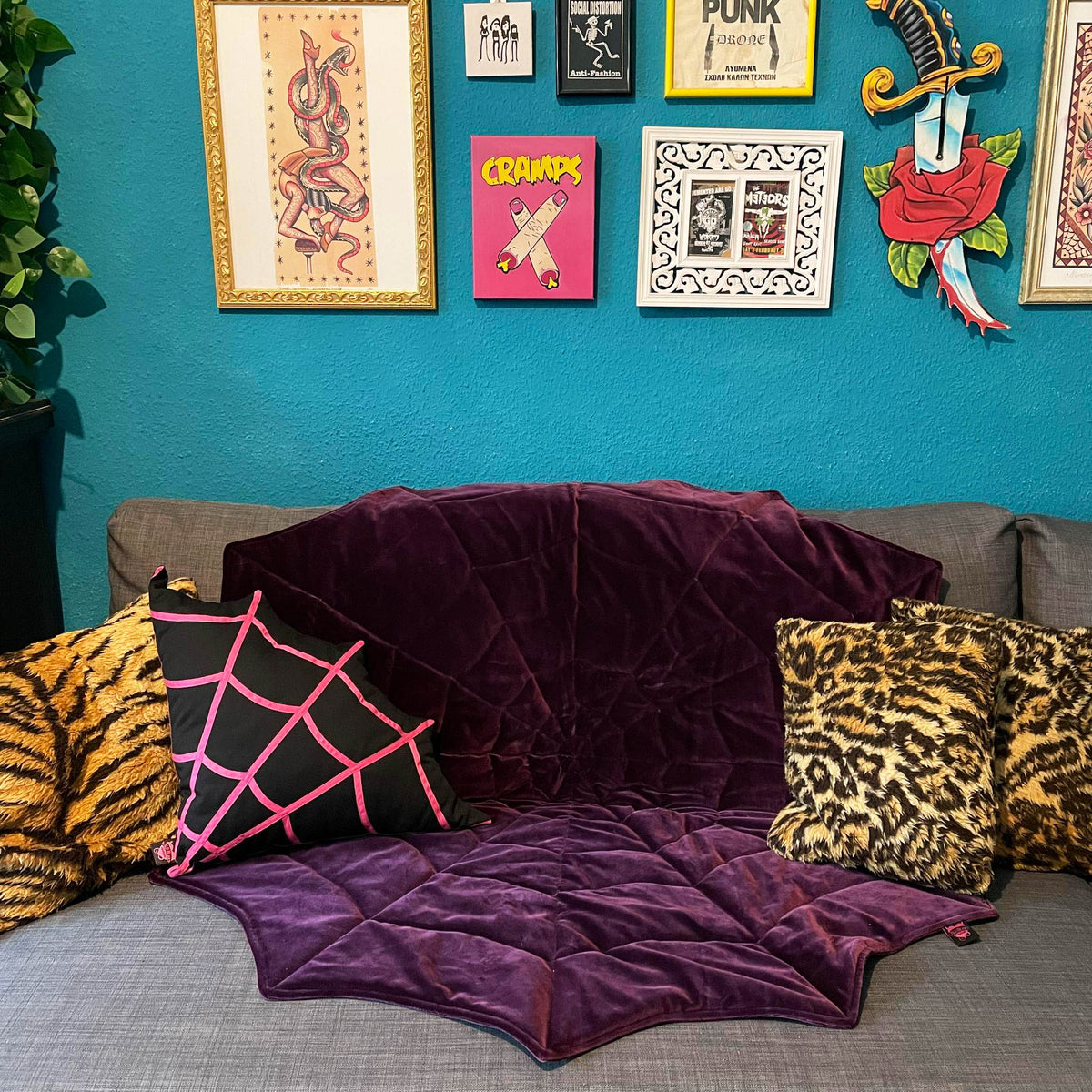 COUCH THROW: Spiderweb