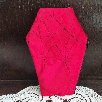 Sargförmiges Täschchen aus Feuer rotem Samtstoff mit darauf genähtem Spinnennetz und gruseligem Futter.