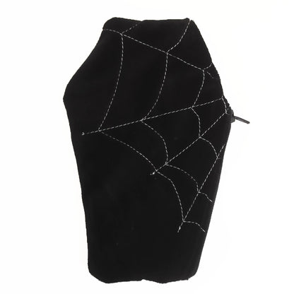 Sargförmiges Täschchen aus schwarzem Samtstoff mit darauf genähtem Spinnennetz. Dieses ist bei jedem Teil anders und somit einzigartig. Es hat einen tollen Futterstoff mit bedruckten Skeletten und schließt mit einem Reißverschluss.