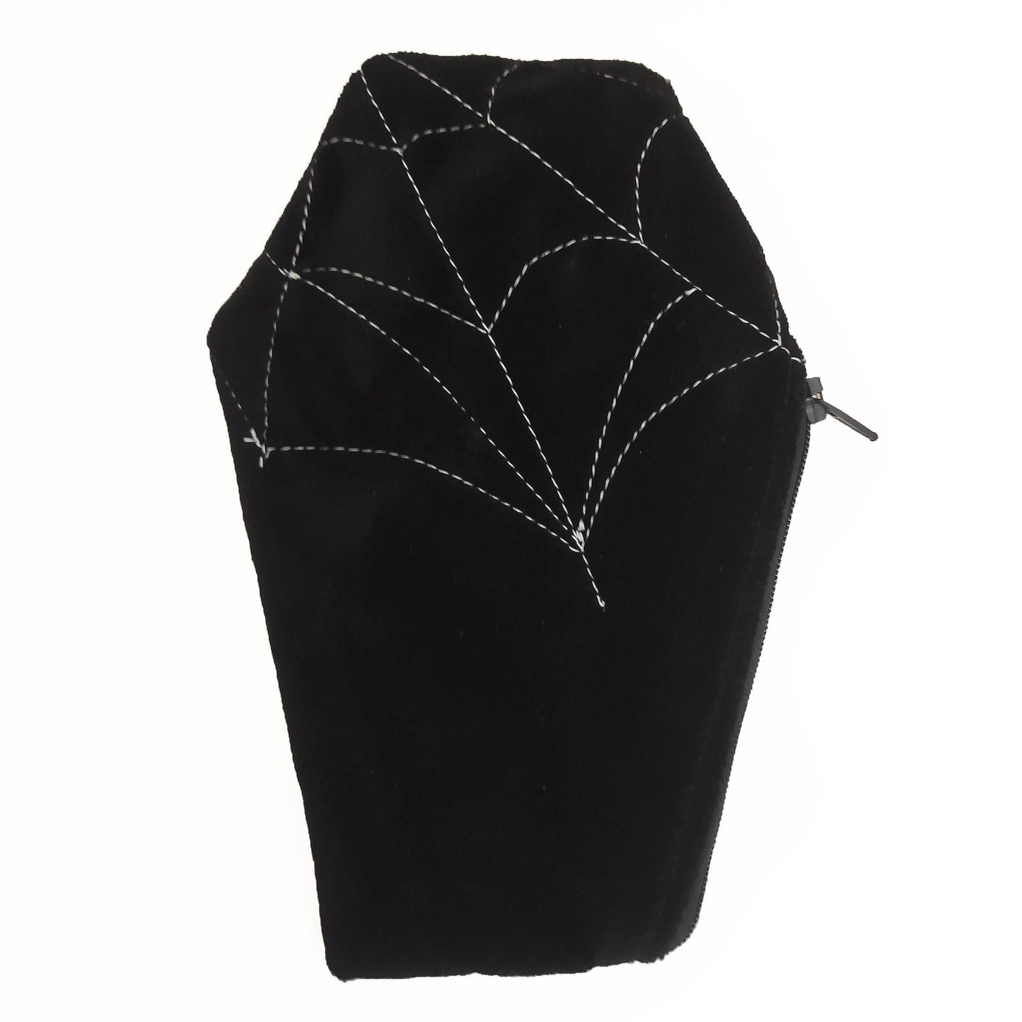 Sargförmiges Täschchen aus schwarzem Samtstoff mit darauf genähtem Spinnennetz. Dieses ist bei jedem Teil anders und somit einzigartig. Es hat einen tollen Futterstoff mit bedruckten Skeletten und schließt mit einem Reißverschluss.