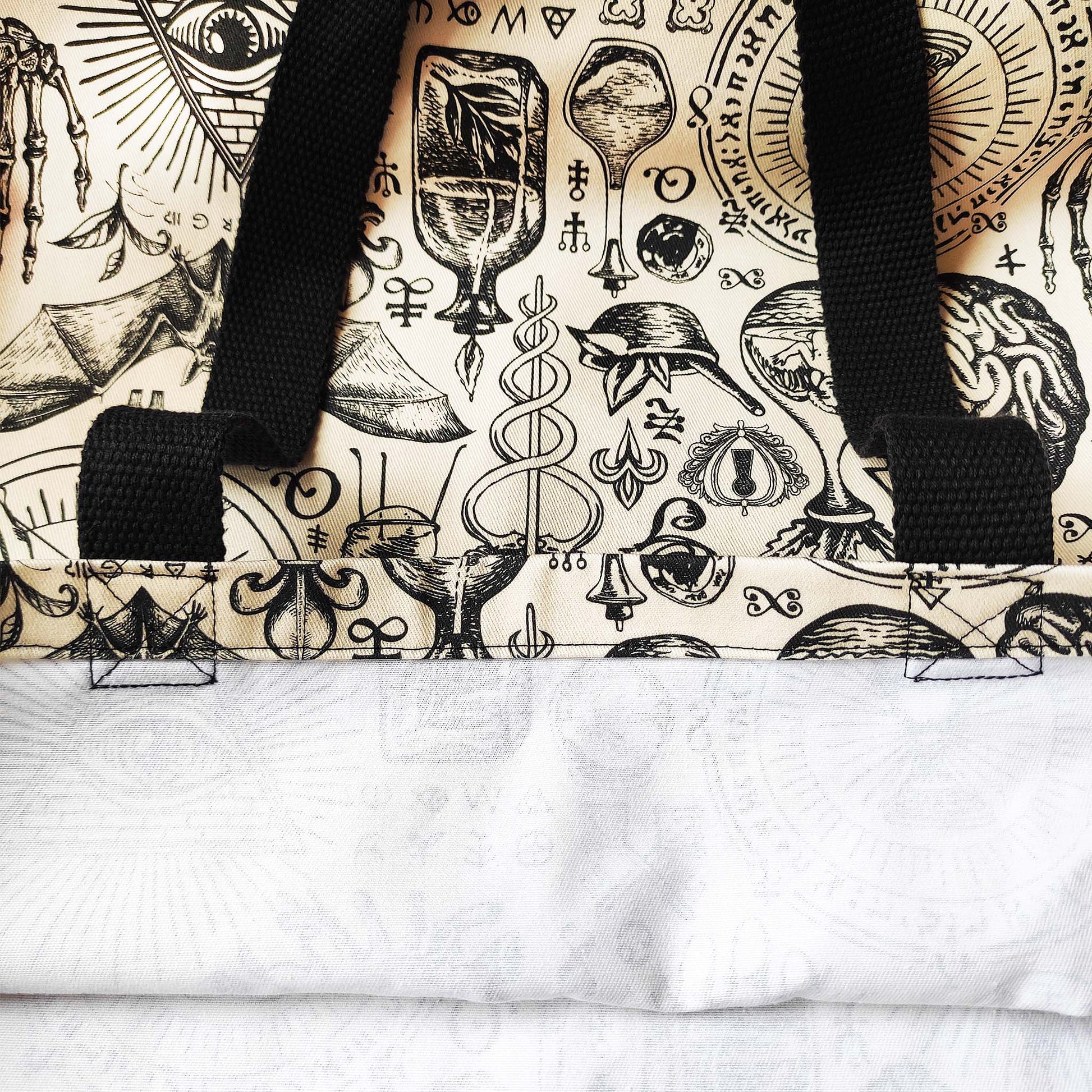 Diese außergewöhnliche Shopper Tasche im Vintage-Stil mit Hexen- und okkultem Muster ist eine wahre Rarität.