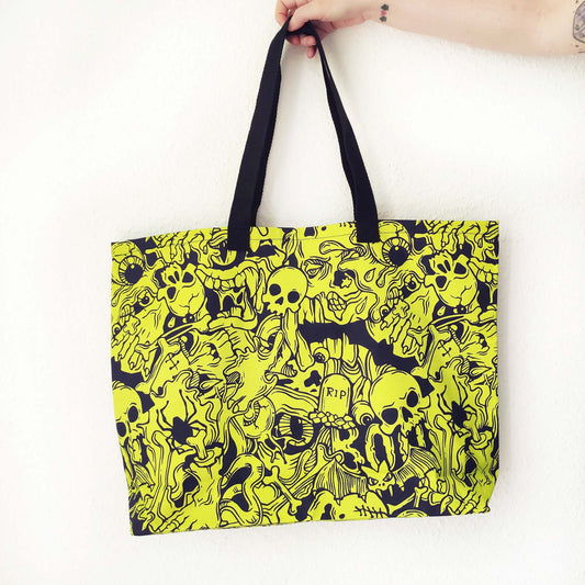 Shopper-Tasche in leuchtendem Grün mit einem gruseligen Muster, das Zombies, Augen, Totenköpfe, Knochen und mehr umfasst – perfekt für Horrorliebhaber! 