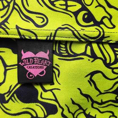 Shopper-Tasche in leuchtendem Grün mit einem gruseligen Muster, das Zombies, Augen, Totenköpfe, Knochen und mehr umfasst – perfekt für Horrorliebhaber! 
