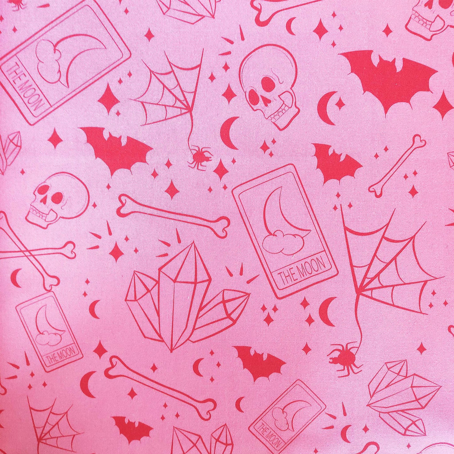 Eine tolle Shopper-Tasche, mit Wicca- und spirituellen Elementen. Das Design umfasst Totenköpfe, Knochen, Fledermäuse, Edelsteine und Tarotkarten auf einem rosa Hintergrund.