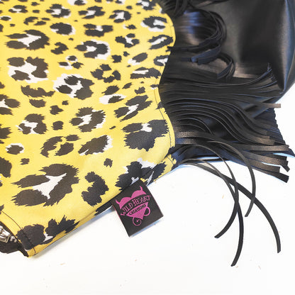 Handgefertigte große Schultertasche aus gelben Leoparden Muster, handgeschnittenen Fransen und schwarzes Lederimitat. 