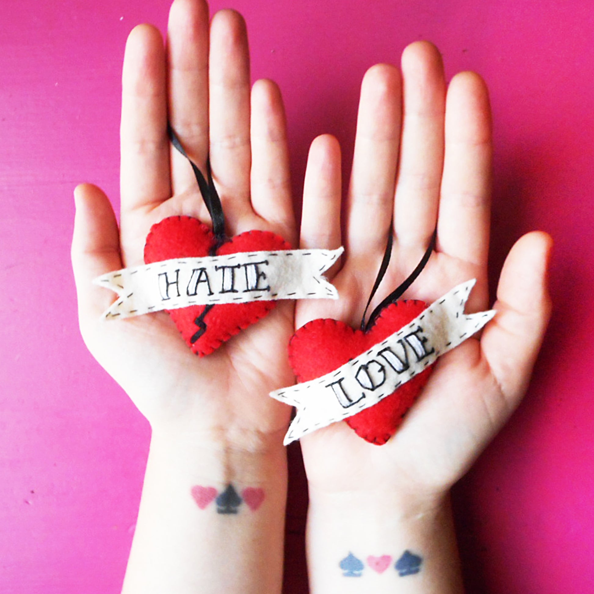 Oldschool Tattoo "Love-Hate" süße kleine rote Filz-Herz-Ornamente. Diese Herzen sind 100% handgenäht.