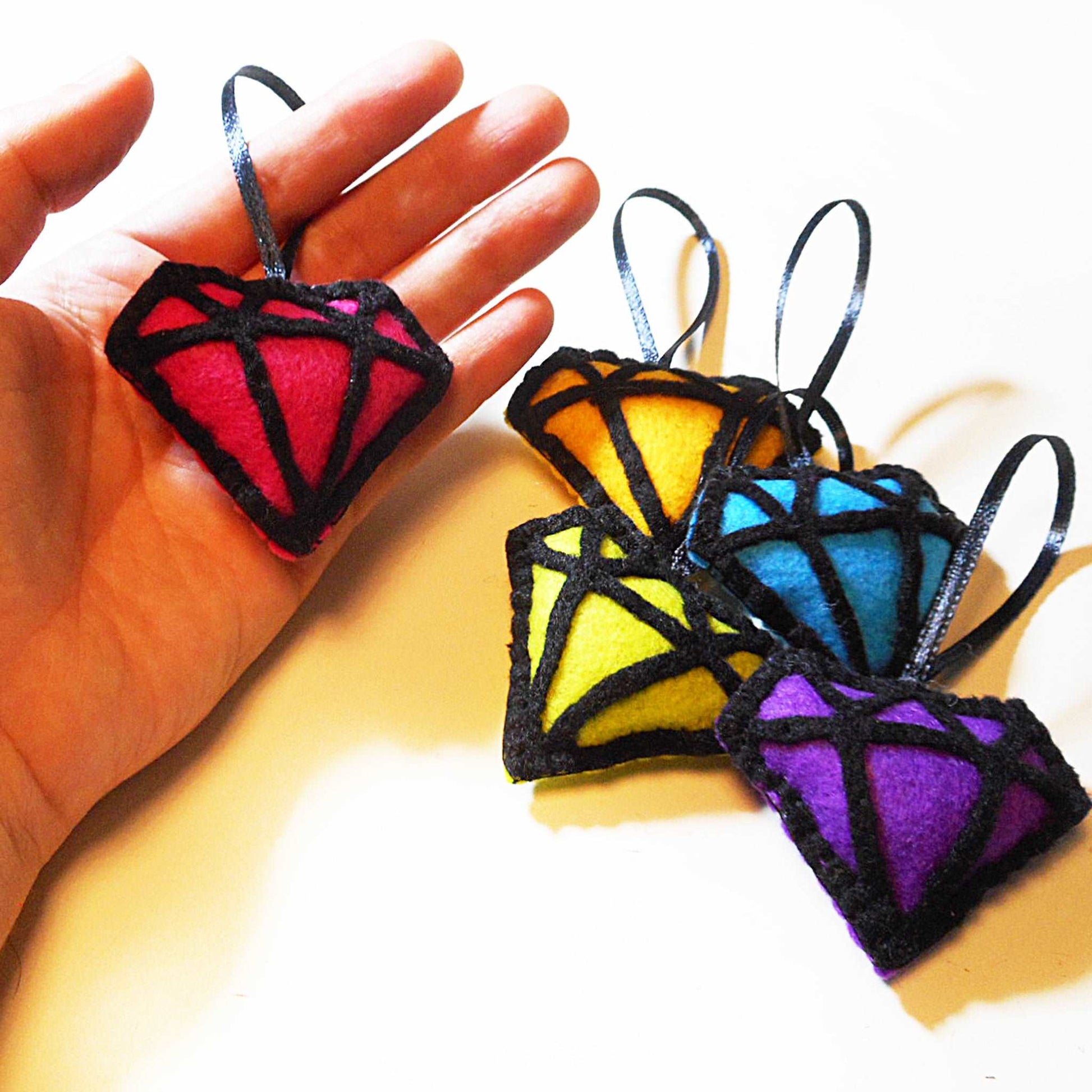 Diamant-Ornamente aus Filz in Regenbogenfarben! 