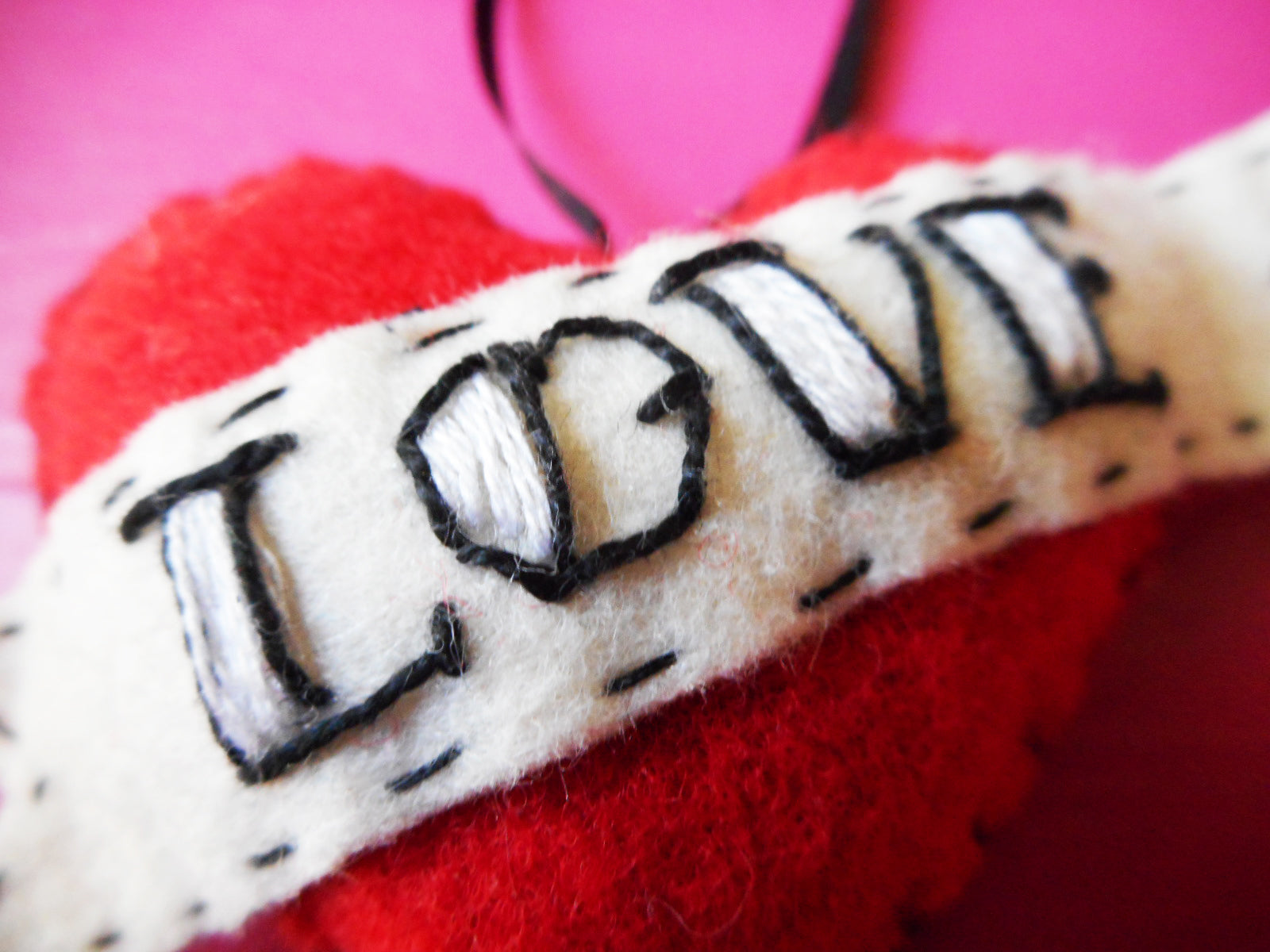 Oldschool Tattoo "Love-Hate" süße kleine rote Filz-Herz-Ornamente. Diese Herzen sind 100% handgenäht.