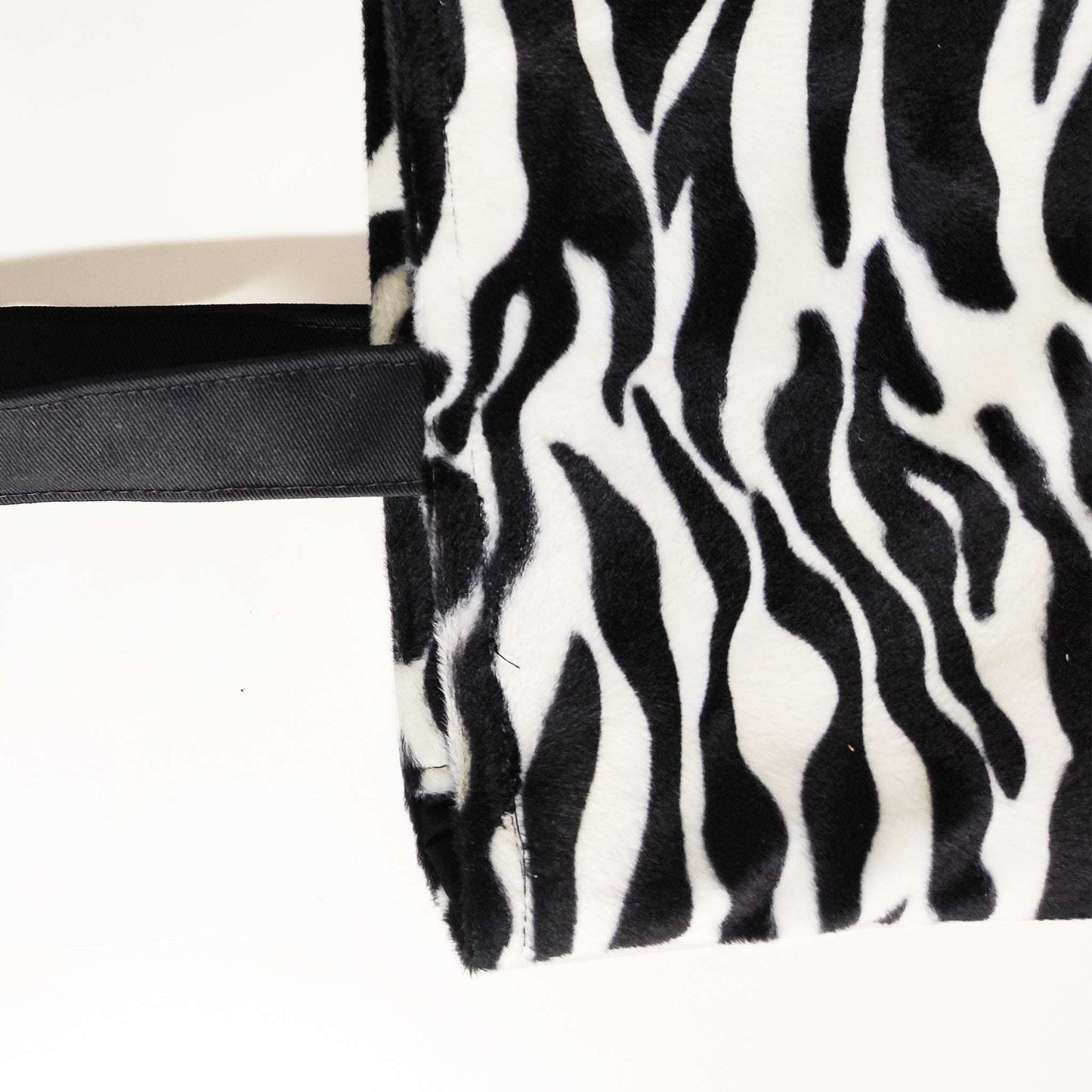 Zebra Fellimitat in Schwarz und weiß,  kombiniert mit türkis Lederimitat in Krokodil Optik! Eine bequeme und schöne Tragetasche für den Alltag!