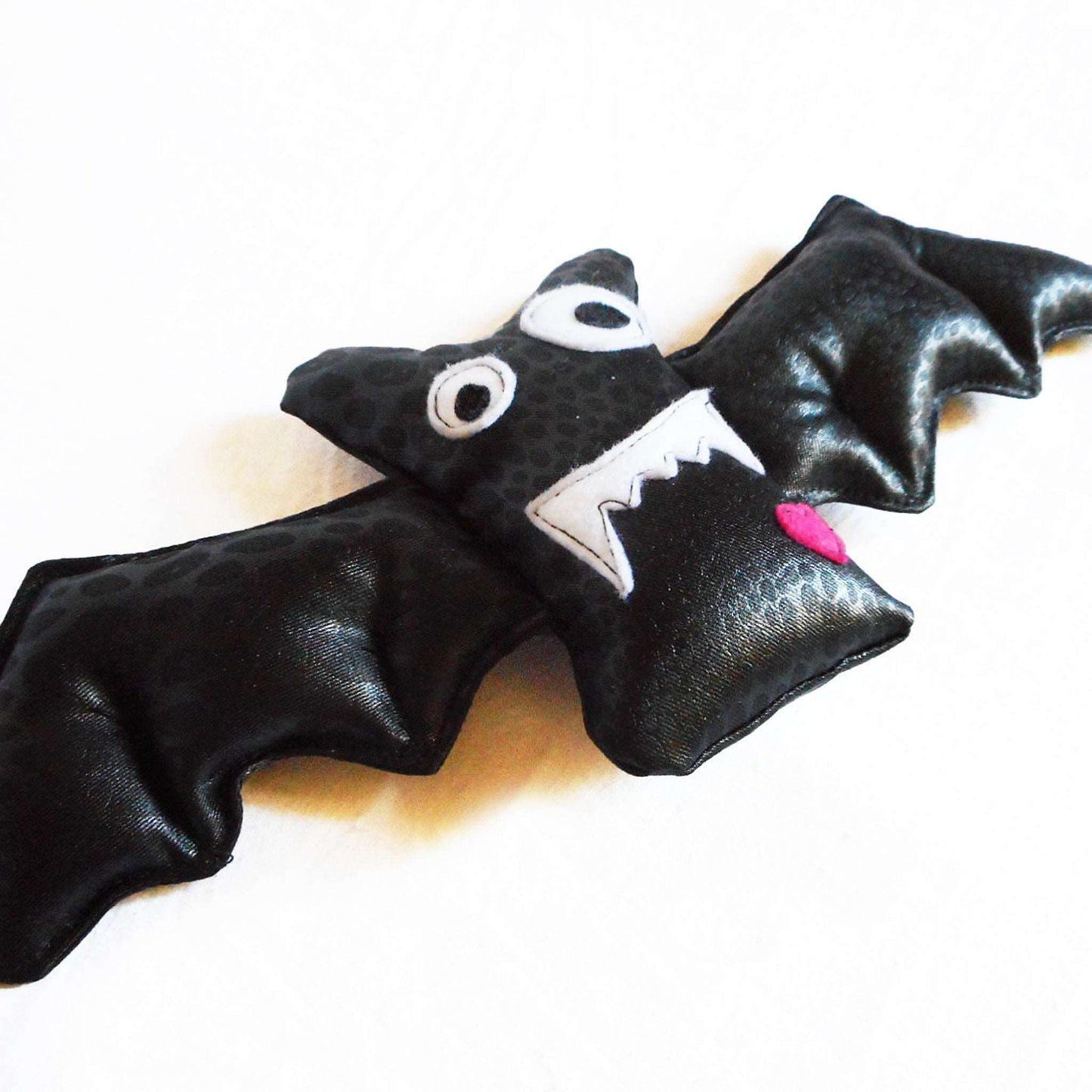 Plüsch-Fledermaus aus schwarzem Kunstleder.  