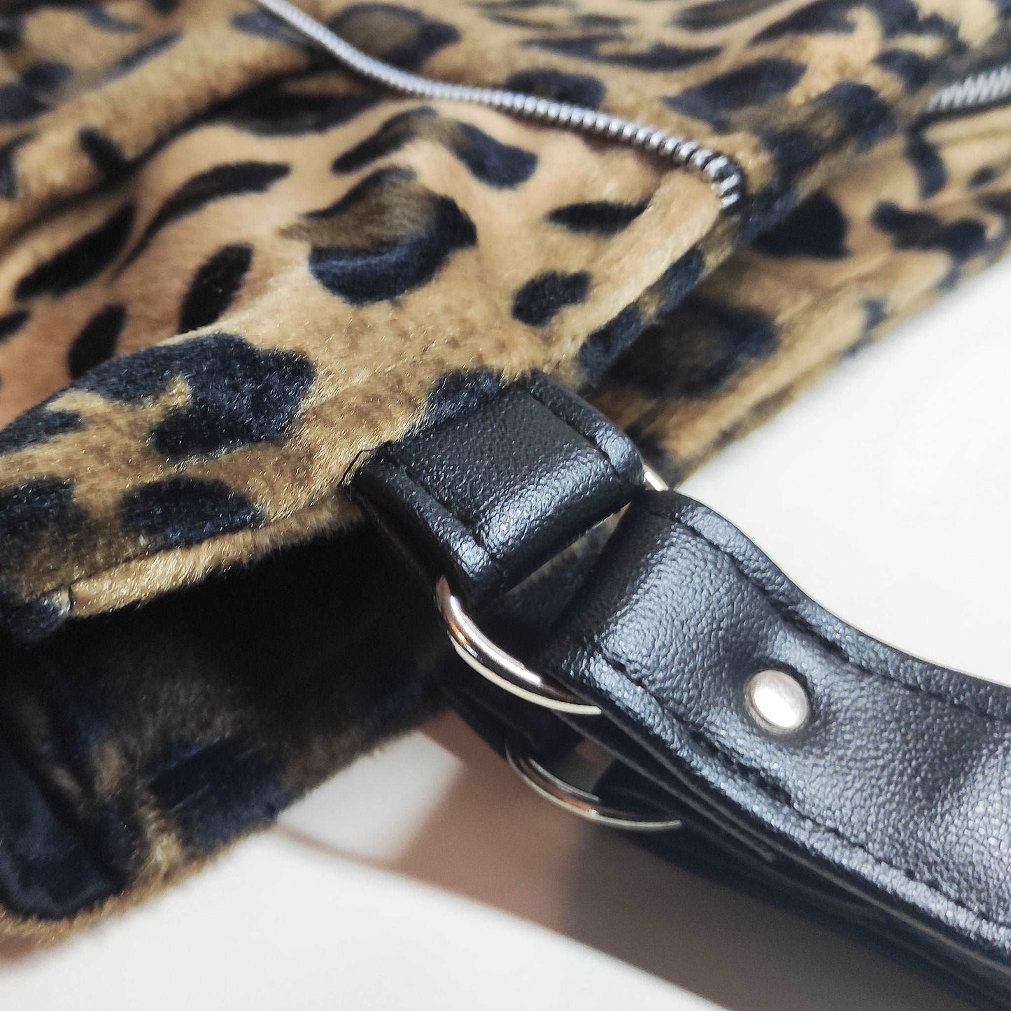 handgemachte Schultertasche aus Fellimitat im Leopardenlook
