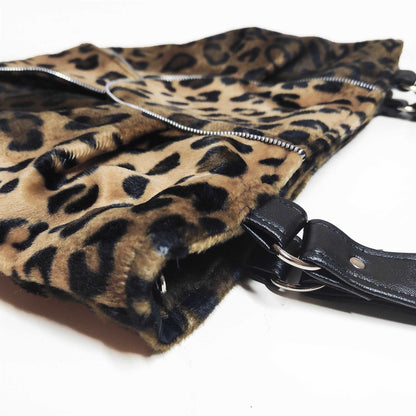 handgemachte Schultertasche aus Fellimitat im Leopardenlook