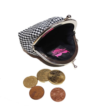 Geldbörse mit kleinen Hahnentrittmuster, welche mit einem Kuss-Verschluss schließt.
