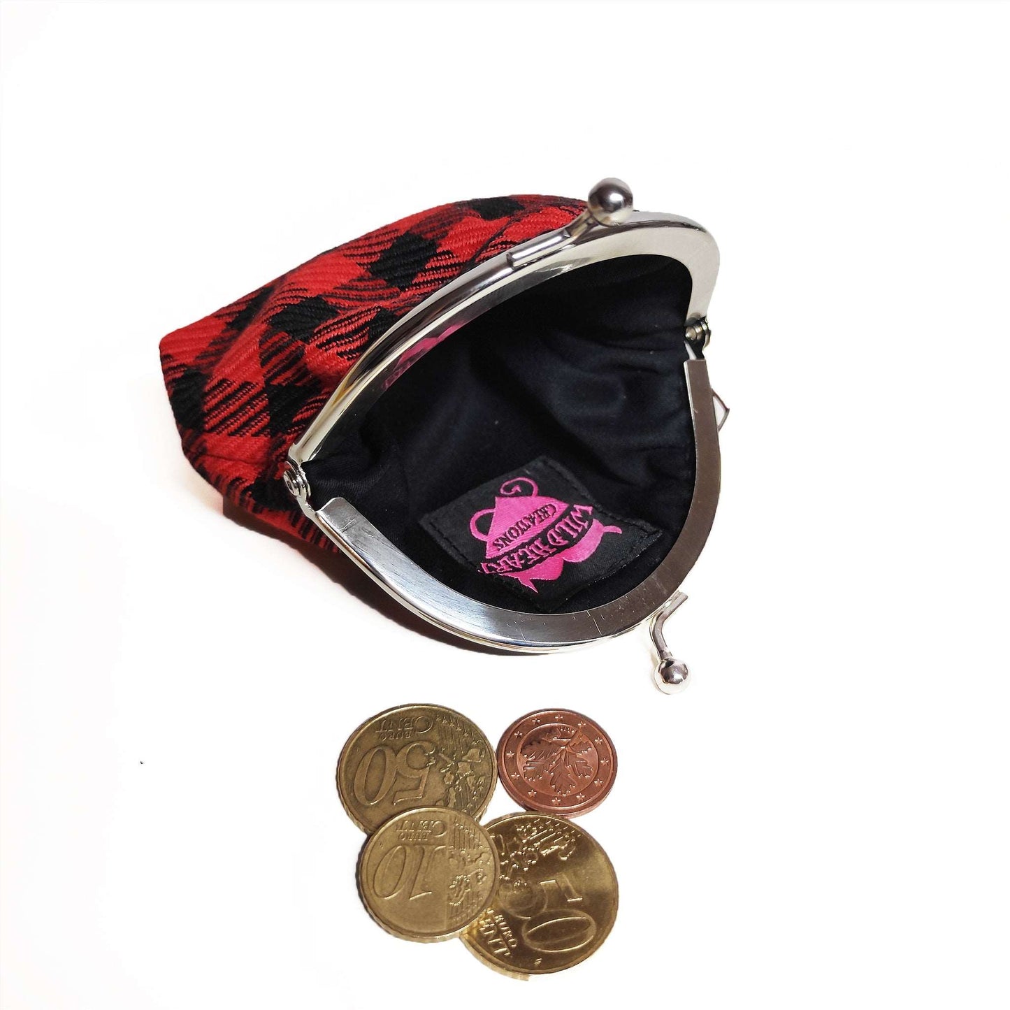 Geldbörse in Rot schwarzem Karomuster, welche mit einem Kuss-Verschluss schließt.