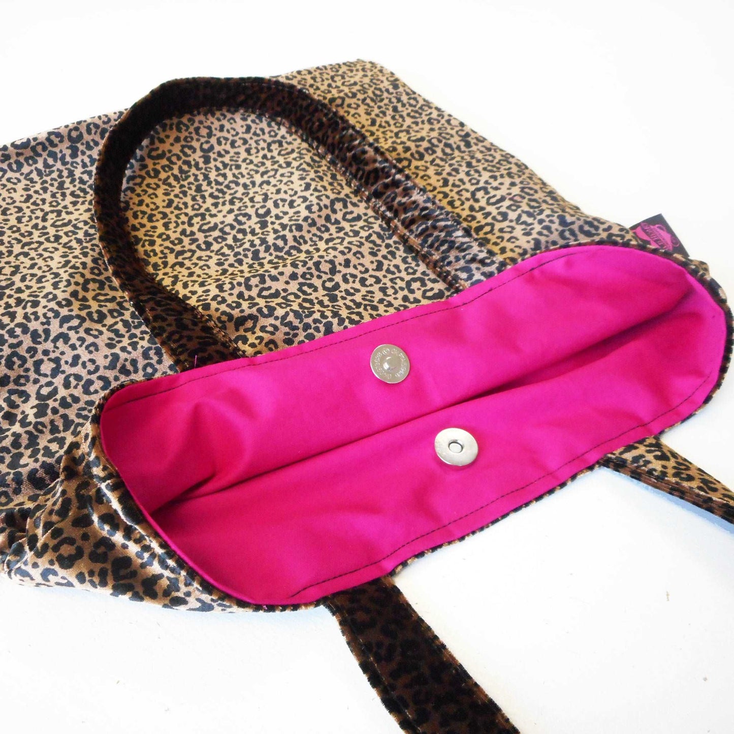 handgemachte tote Tasche aus Kurzvelour Stoff mit Leopardprint