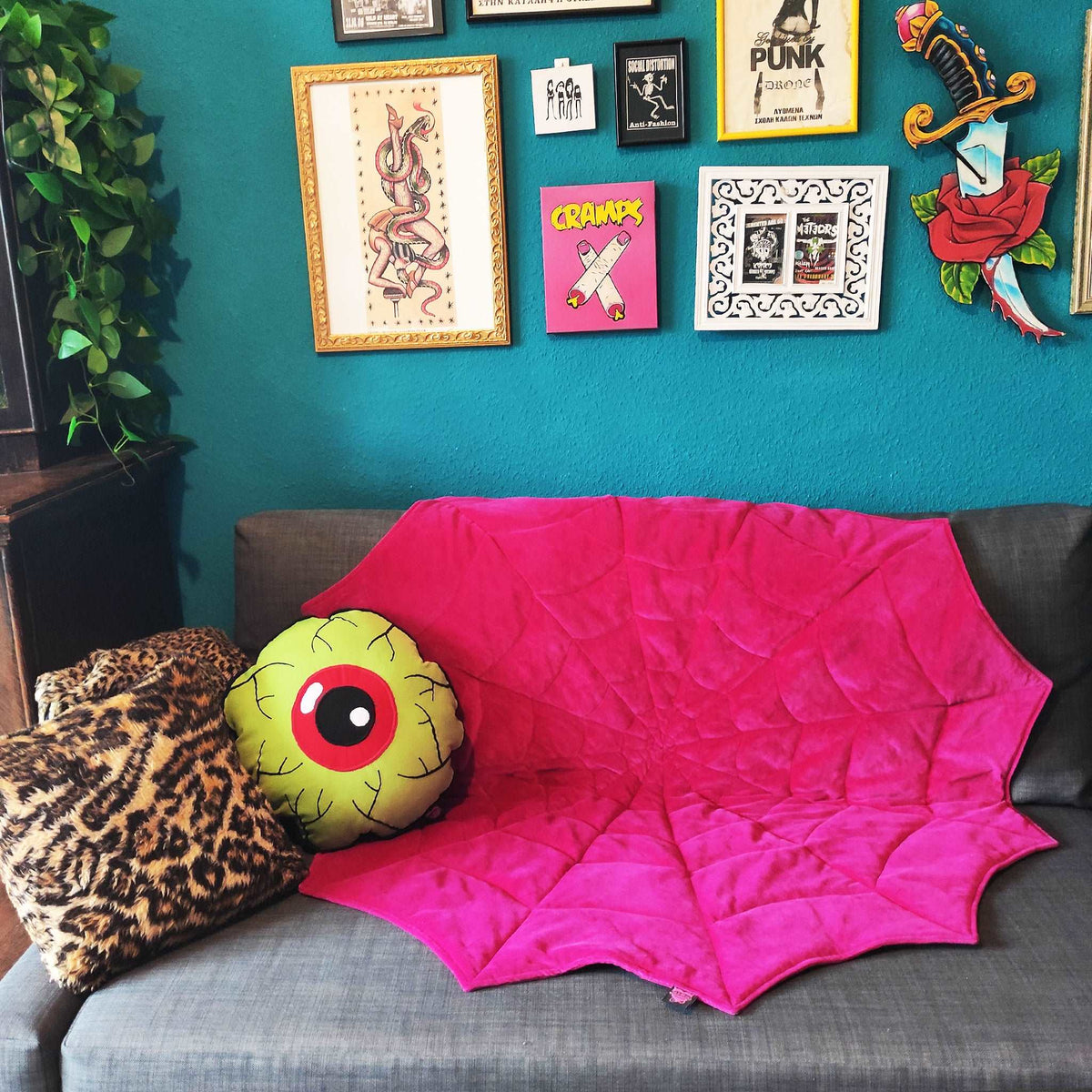 Spinnenetz Couch Überwurf I Alternative Interior Deko I made in Berlin – Wild Heart Creations