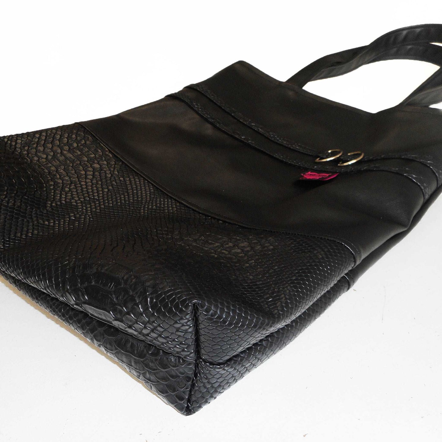 handgemachtes einzelstück. Tote Tasche aus schwarzem Ledermitat kombiniert mit Lederimitat in Schlangenoptik und gestreiftem Futter in Gelb und Schwarz.