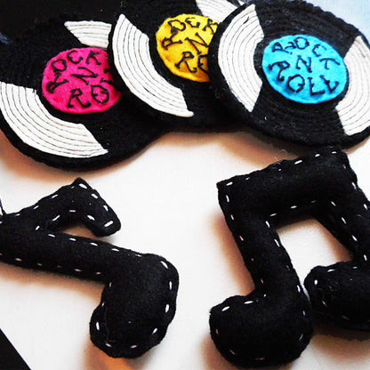 Filz-Schallplatten in drei unterschiedlichen Farben. Das perfekte Geschenk für alle Rock 'N' Roll Liebhaber.
