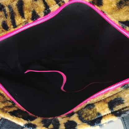 Klassisches Leoparden Muster aus Fellimitat kombiniert mit pinkem Kunstleder und dekorativen Metall Reißverschluss außen herum. 