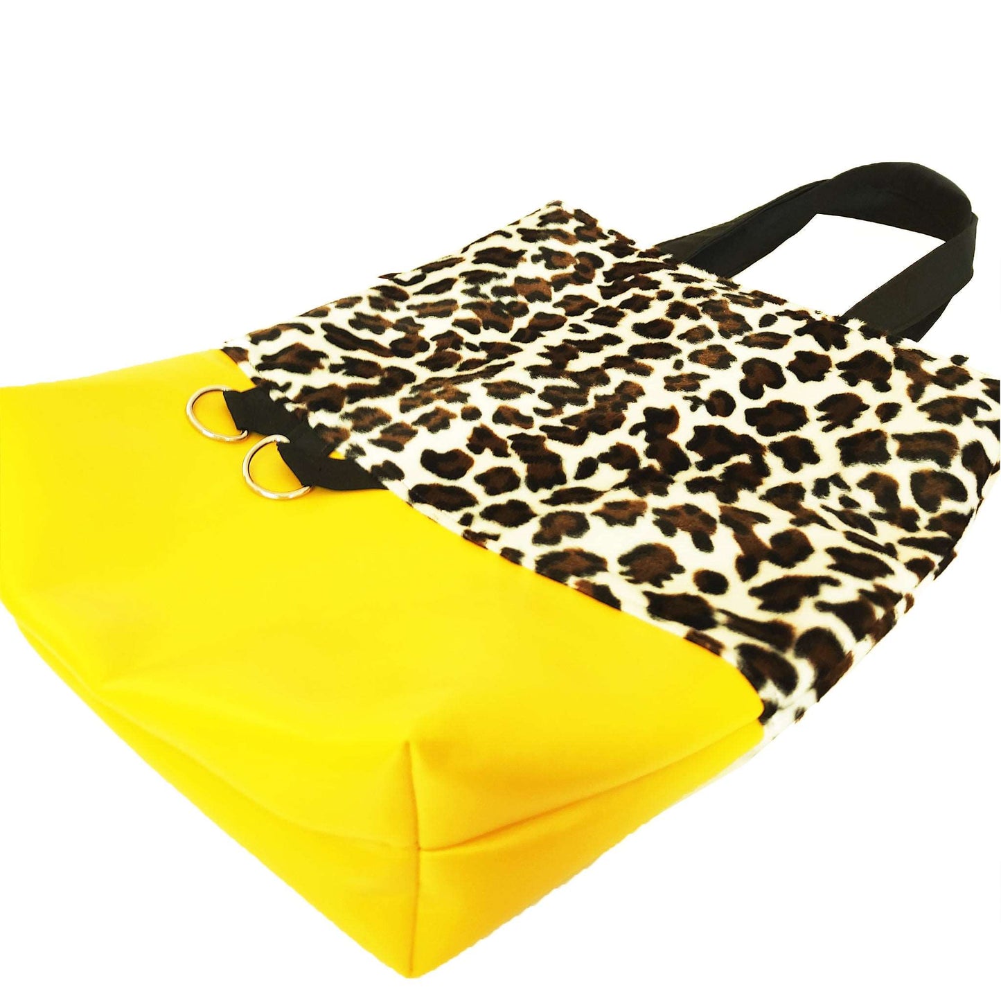 Schnee-Wildkatze Fellimitat kombiniert mit einem Lederimitat in leuchtendem Gelb.  Praktische Tasche mit der perfekten Größe, um deine wichtigsten Alltags-Sachen immer dabei zu haben.