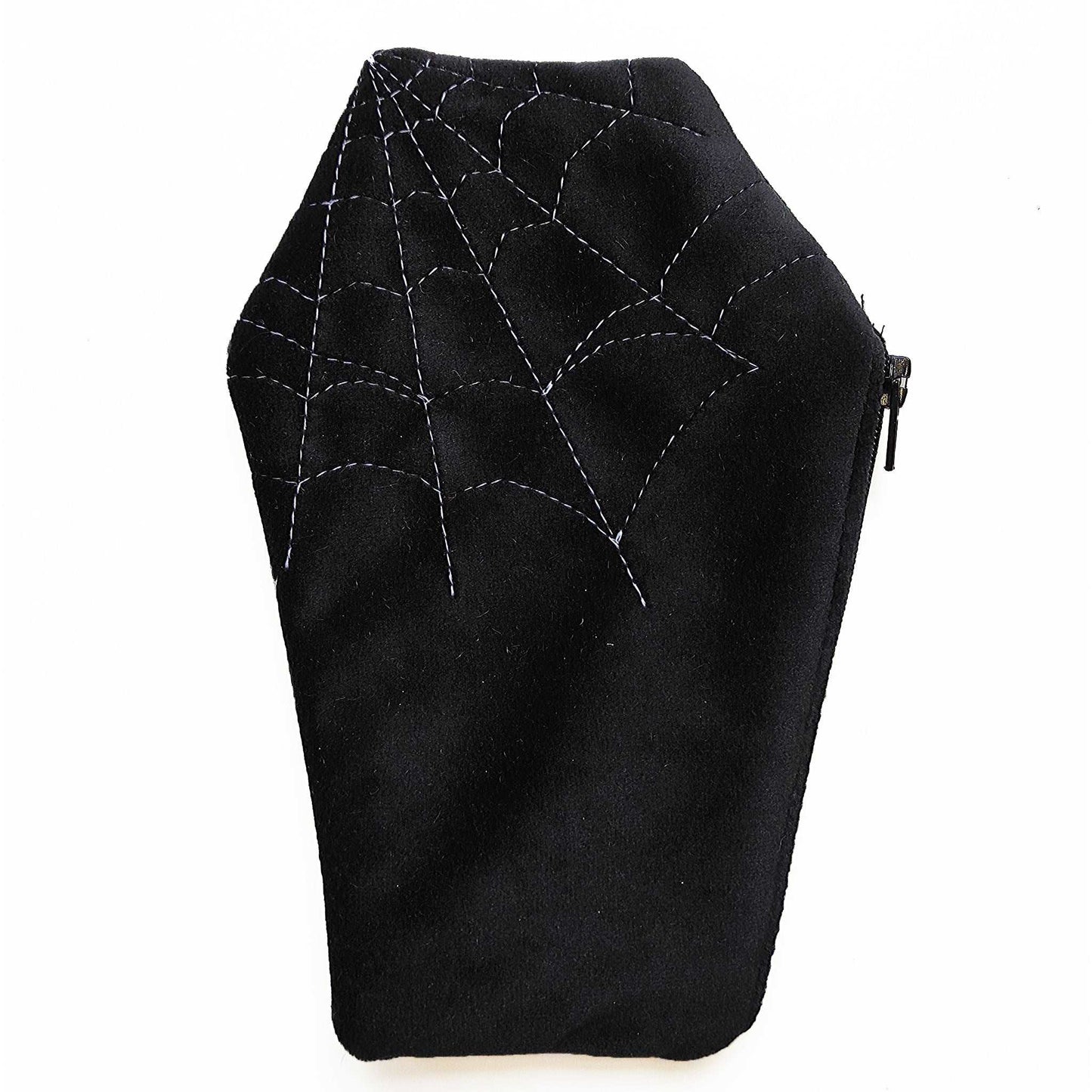 Sargförmiges Reißverschluss Täschchen aus Samtstoff mit drauf genähtem Spinnennetz und gruseligem Futter.